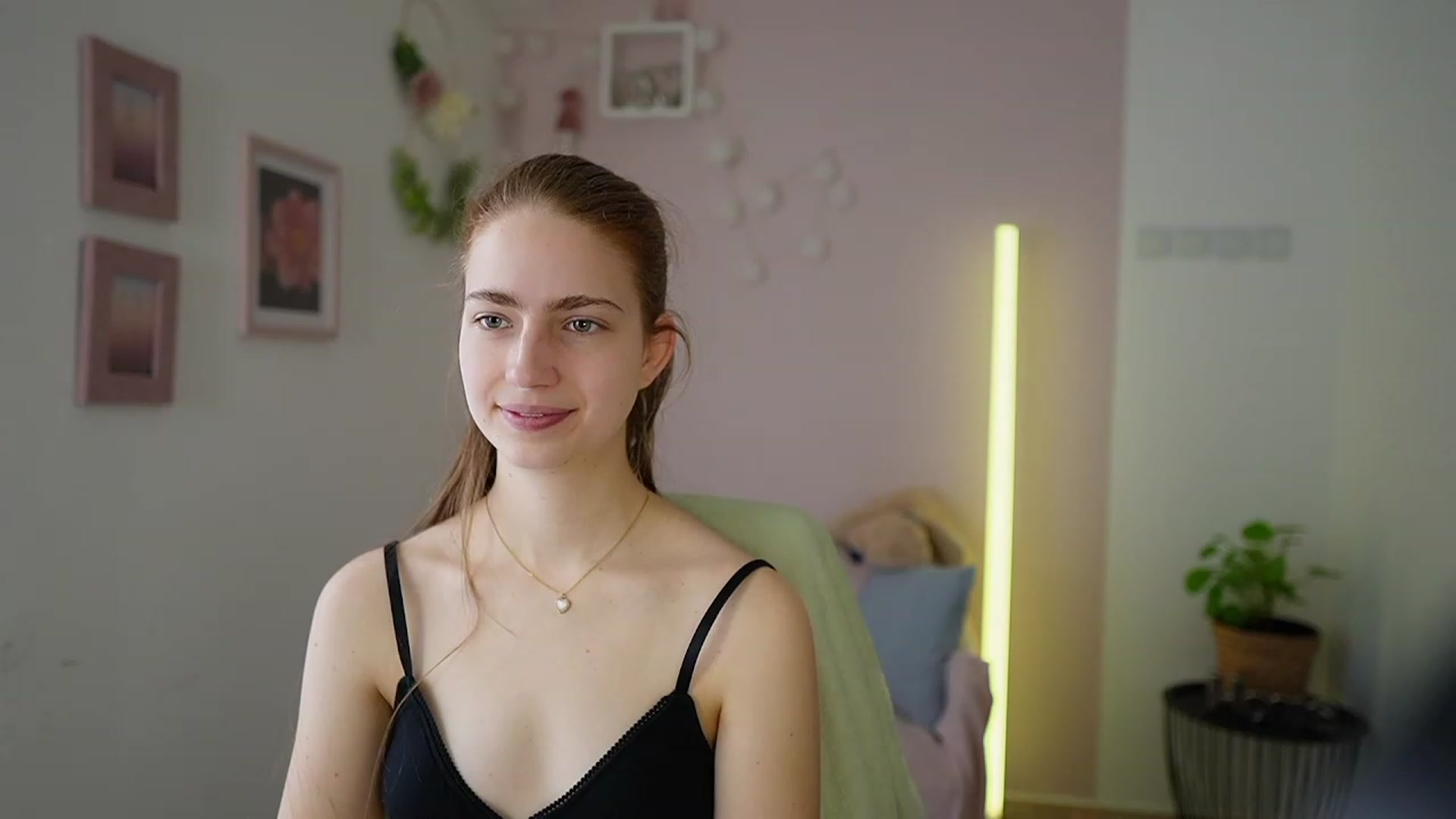Gallery image thumbnail from Naomi_Woods18's myfreecams stream on, 02/24/2024, 10:19 image 12 of 20
