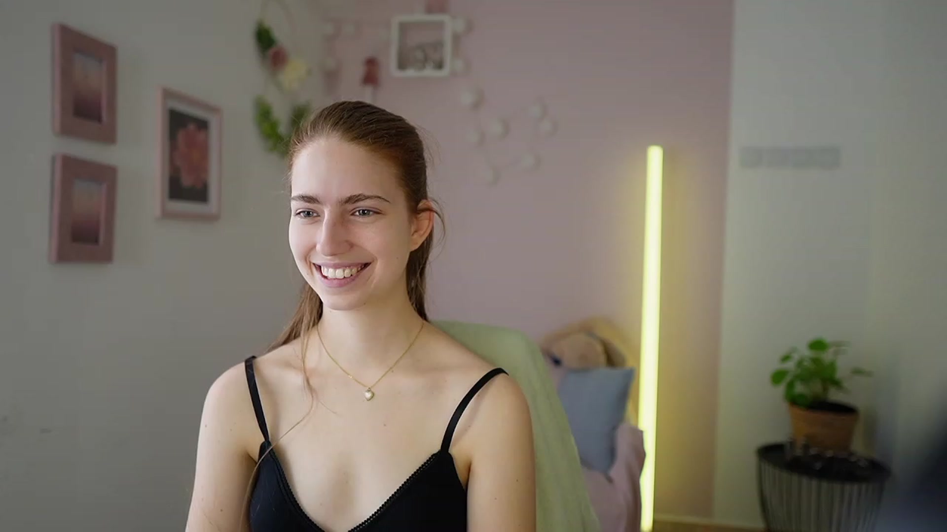 Gallery image thumbnail from Naomi_Woods18's myfreecams stream on, 02/24/2024, 10:19 image 13 of 20