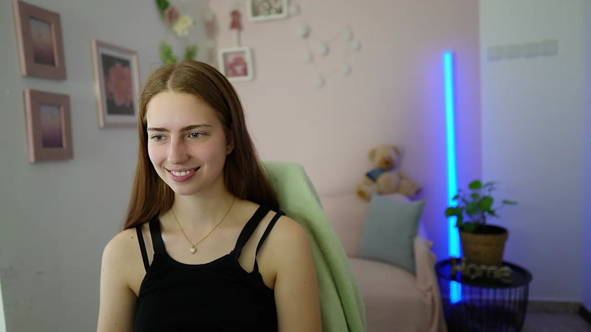 Gallery image thumbnail from Naomi_Woods18's myfreecams stream on, 03/08/2024, 13:04 image 18 of 20
