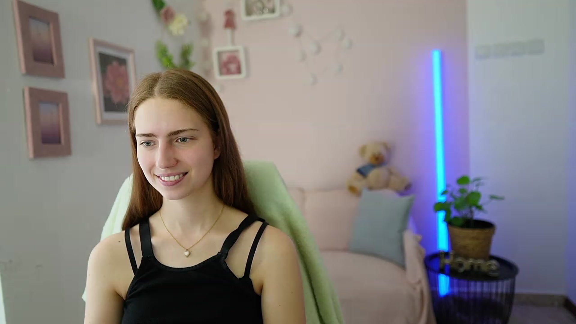 Gallery image thumbnail from Naomi_Woods18's myfreecams stream on, 03/08/2024, 13:04 image 9 of 20
