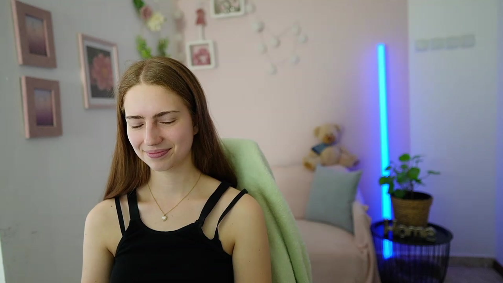 Gallery image thumbnail from Naomi_Woods18's myfreecams stream on, 03/08/2024, 13:04 image 19 of 20