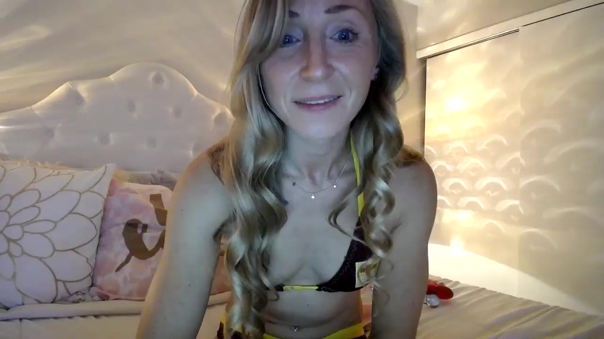 Gallery image thumbnail from Naomi_at_nite's myfreecams stream on, 04/24/2026, 01:03 image 16 of 20
