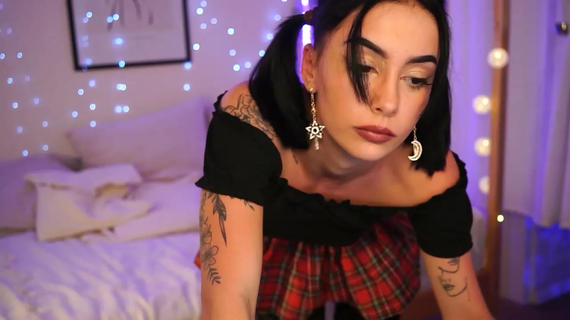 Gallery image thumbnail from Naomii18's myfreecams stream on, 12/06/2023, 01:34 image 5 of 20