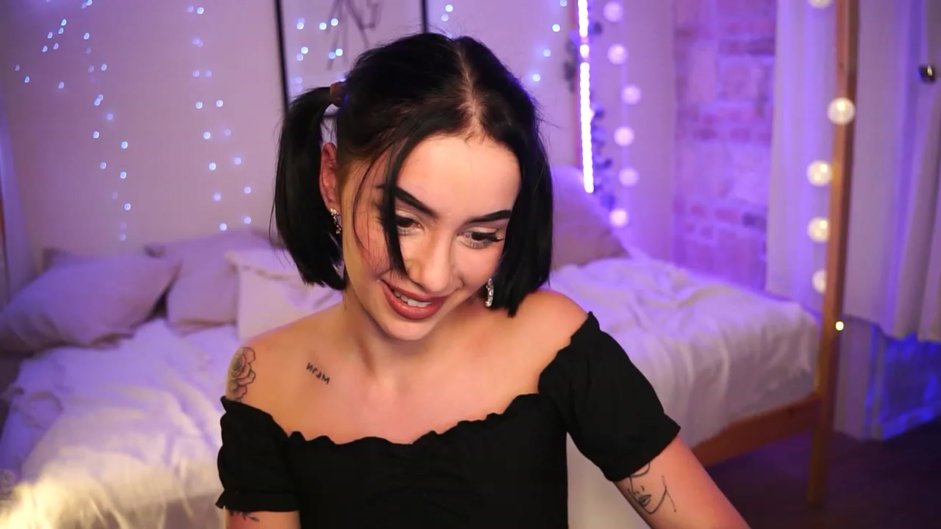 Gallery image thumbnail from Naomii18's myfreecams stream on, 12/06/2023, 02:32 image 18 of 20