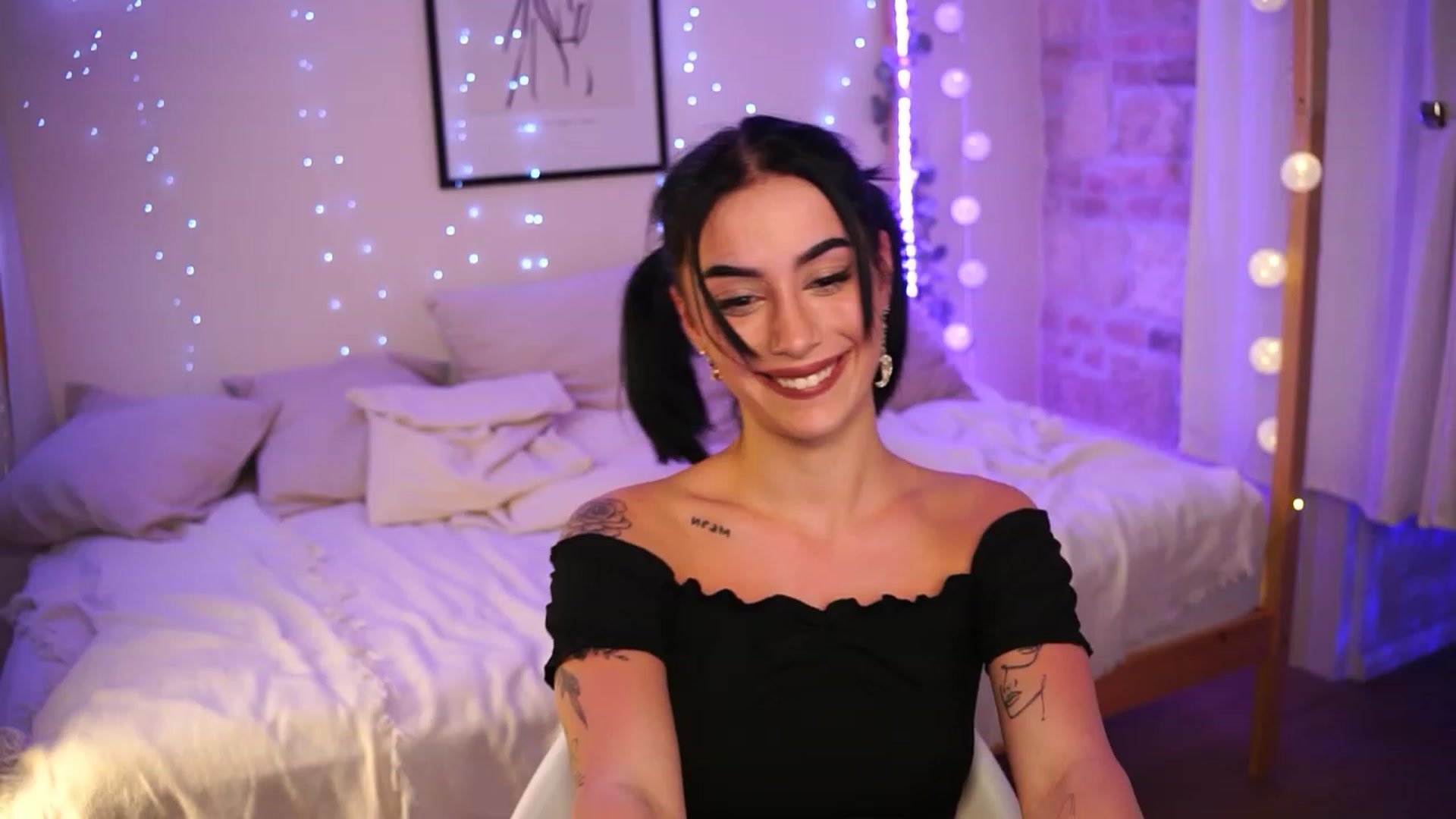 Gallery image thumbnail from Naomii18's myfreecams stream on, 12/06/2023, 02:32 image 19 of 20
