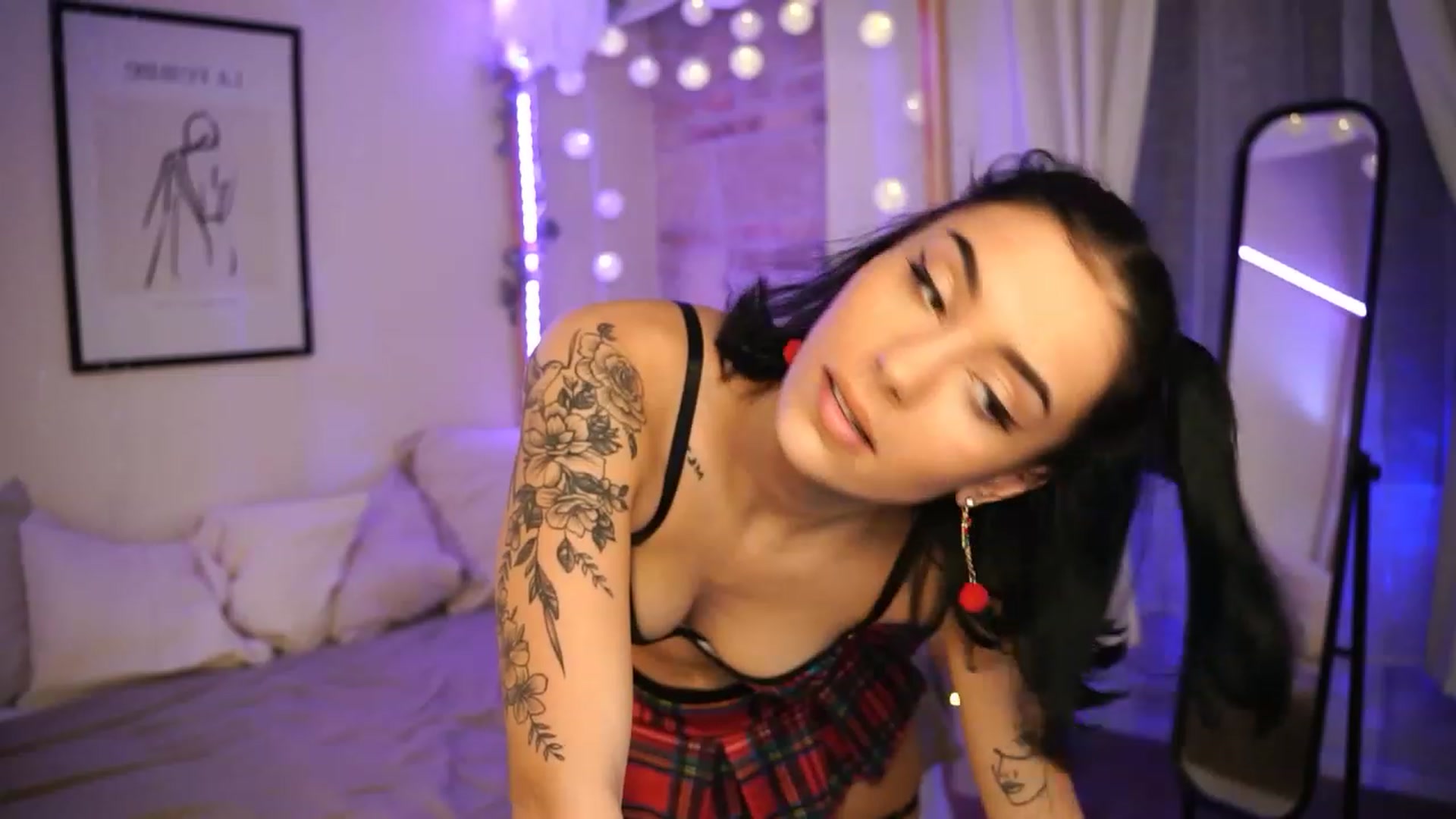 Gallery image thumbnail from Naomii18's myfreecams stream on, 12/13/2023, 23:41 image 17 of 20