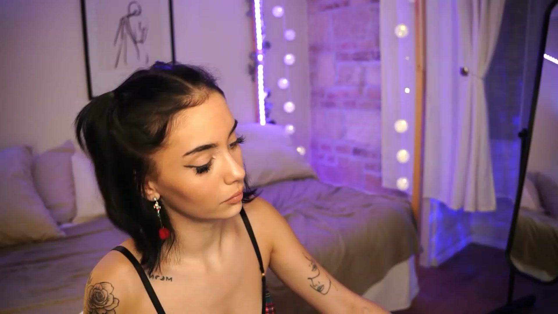 Gallery image thumbnail from Naomii18's myfreecams stream on, 12/14/2023, 02:16 image 9 of 20