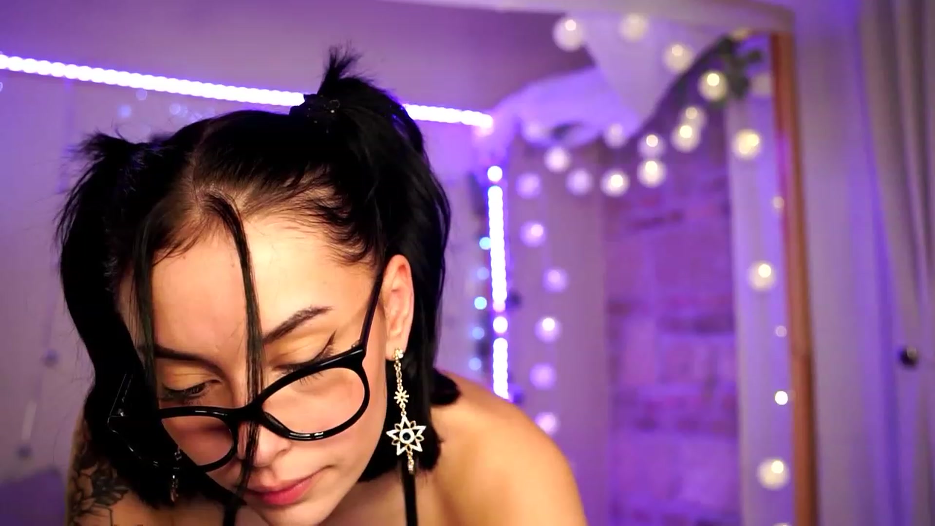 Gallery image thumbnail from Naomii18's myfreecams stream on, 12/18/2023, 24:23 image 6 of 20
