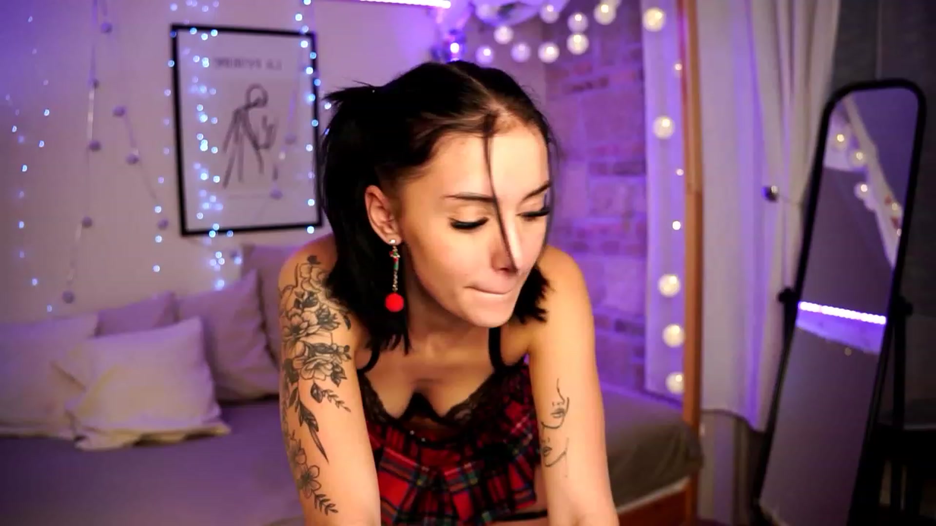 Gallery image thumbnail from Naomii18's myfreecams stream on, 12/22/2023, 14:01 image 8 of 20