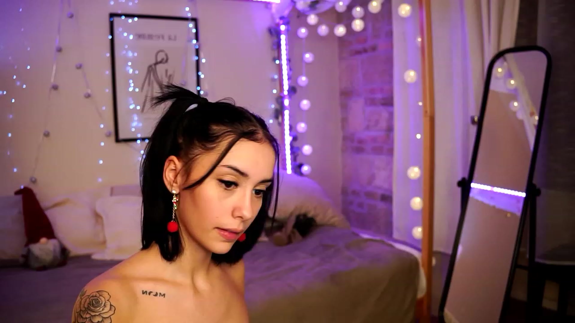 Gallery image thumbnail from Naomii18's myfreecams stream on, 12/24/2023, 24:05 image 12 of 20