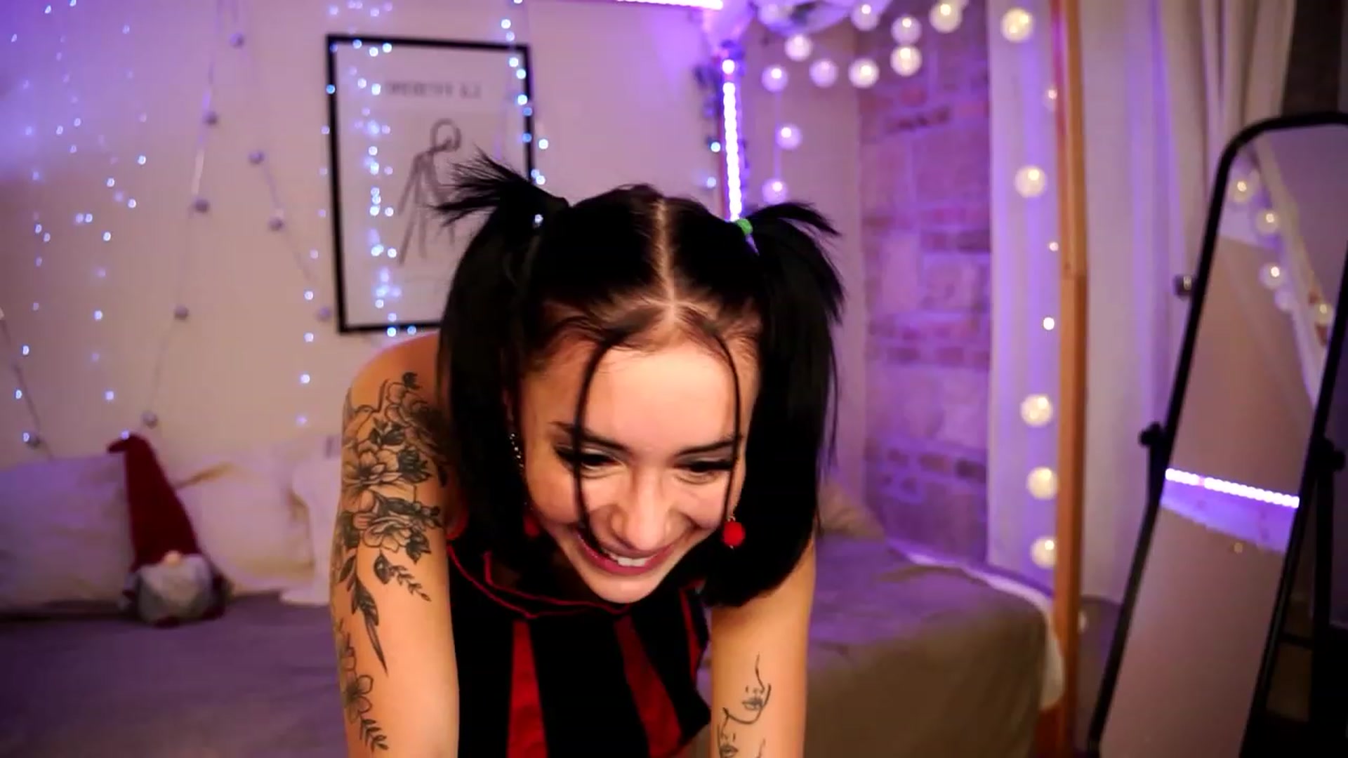 Gallery image thumbnail from Naomii18's myfreecams stream on, 12/24/2023, 24:05 image 16 of 20