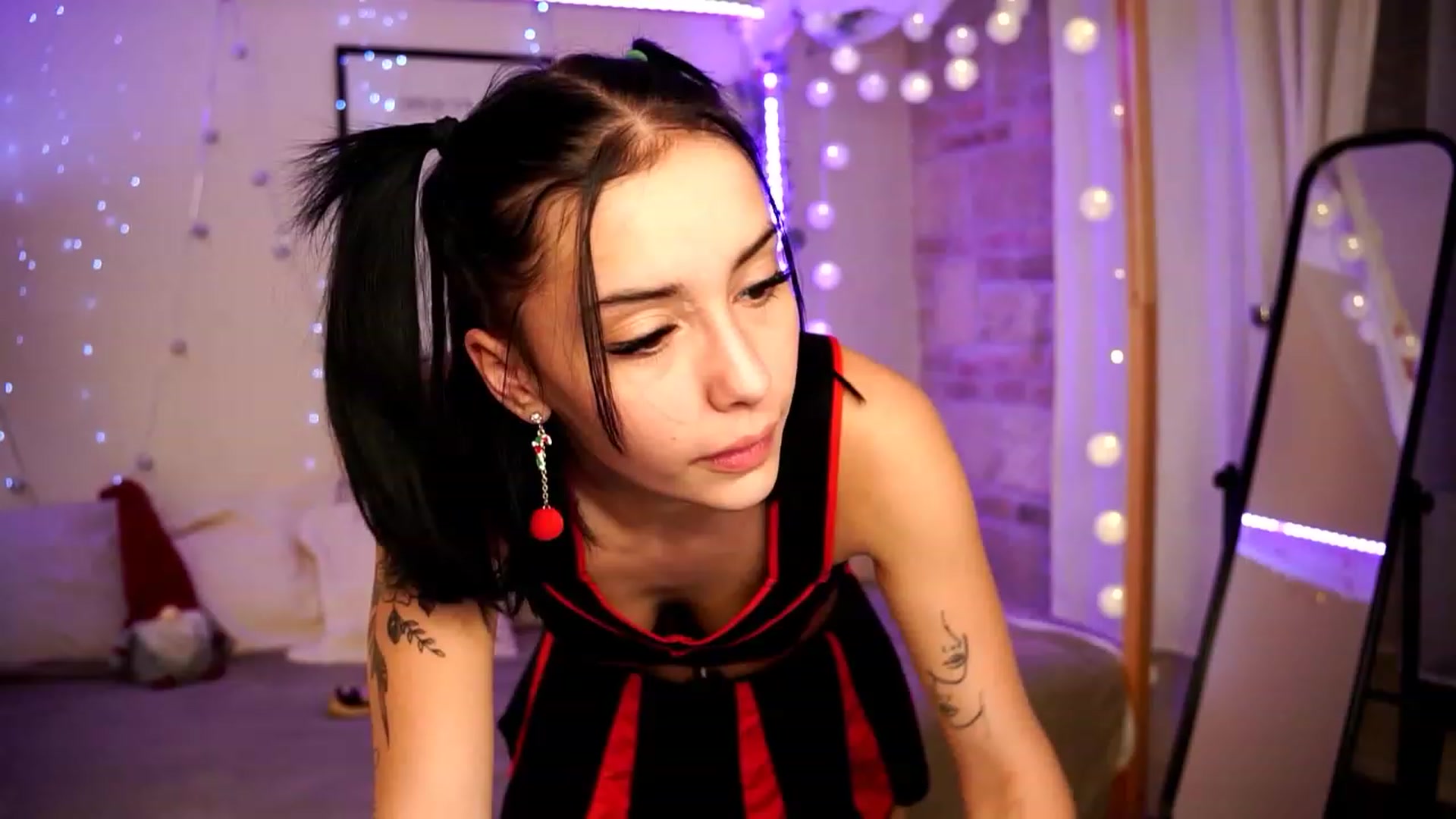 Gallery image thumbnail from Naomii18's myfreecams stream on, 12/24/2023, 01:32 image 8 of 20