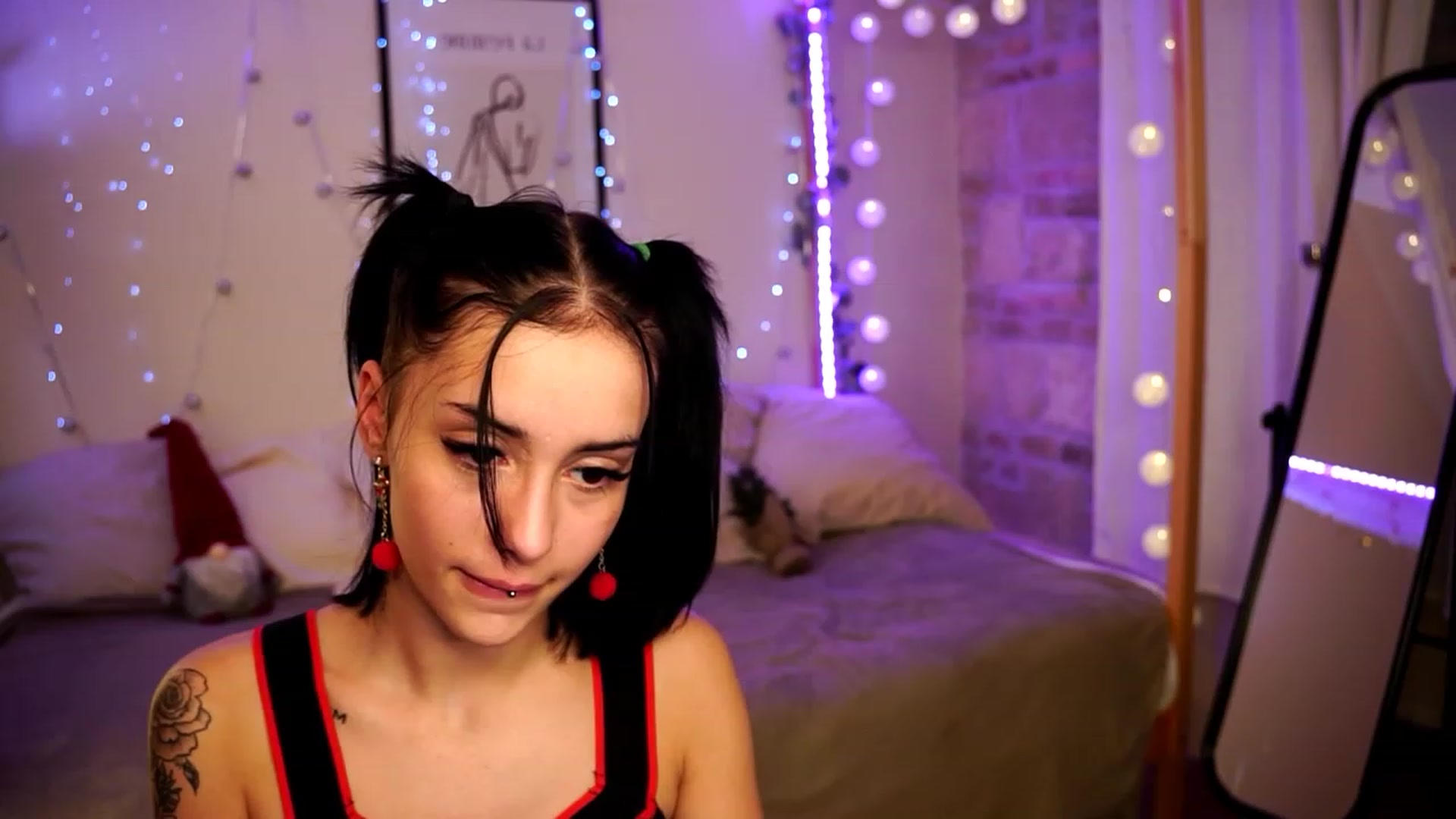 Gallery image thumbnail from Naomii18's myfreecams stream on, 12/24/2023, 01:32 image 12 of 20