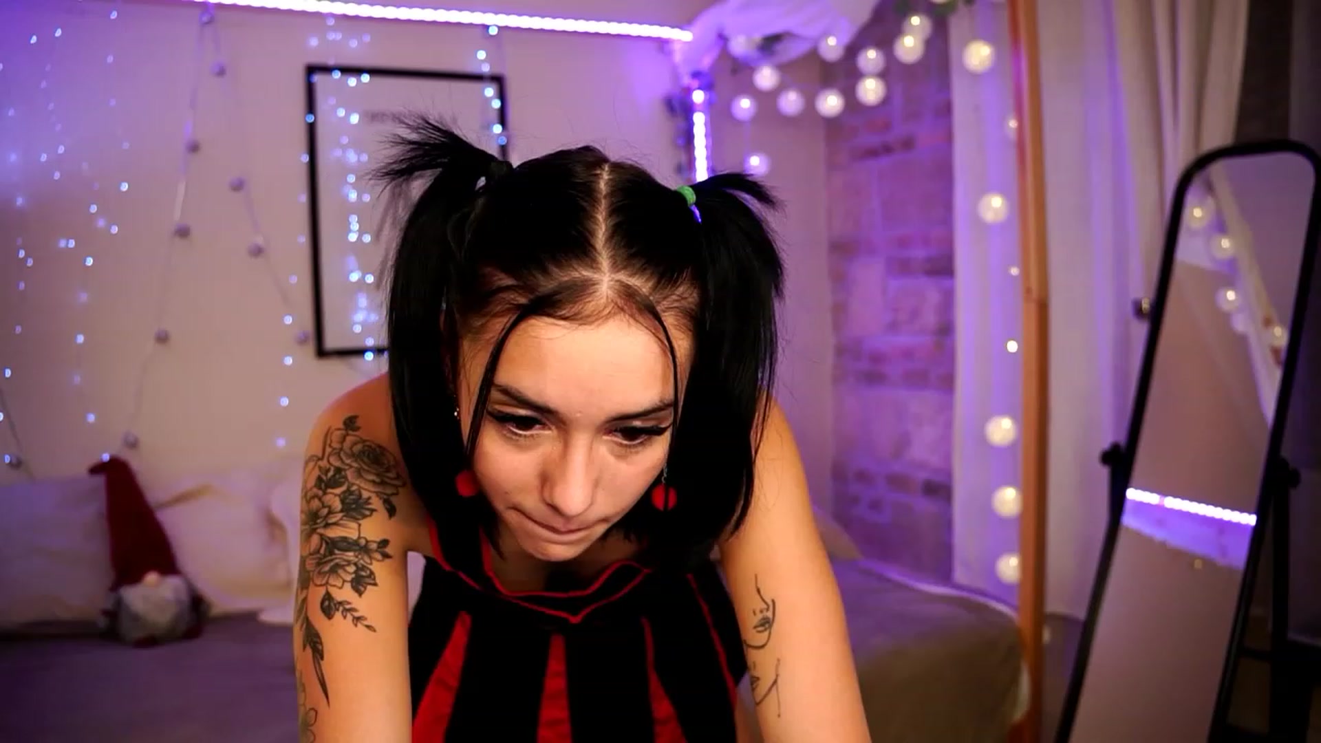 Gallery image thumbnail from Naomii18's myfreecams stream on, 12/24/2023, 01:32 image 18 of 20