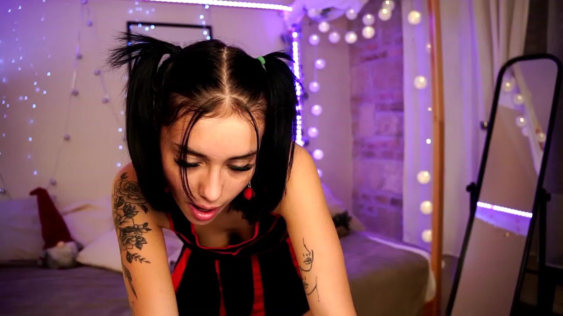Gallery image thumbnail from Naomii18's myfreecams stream on, 12/24/2023, 02:36 image 10 of 20