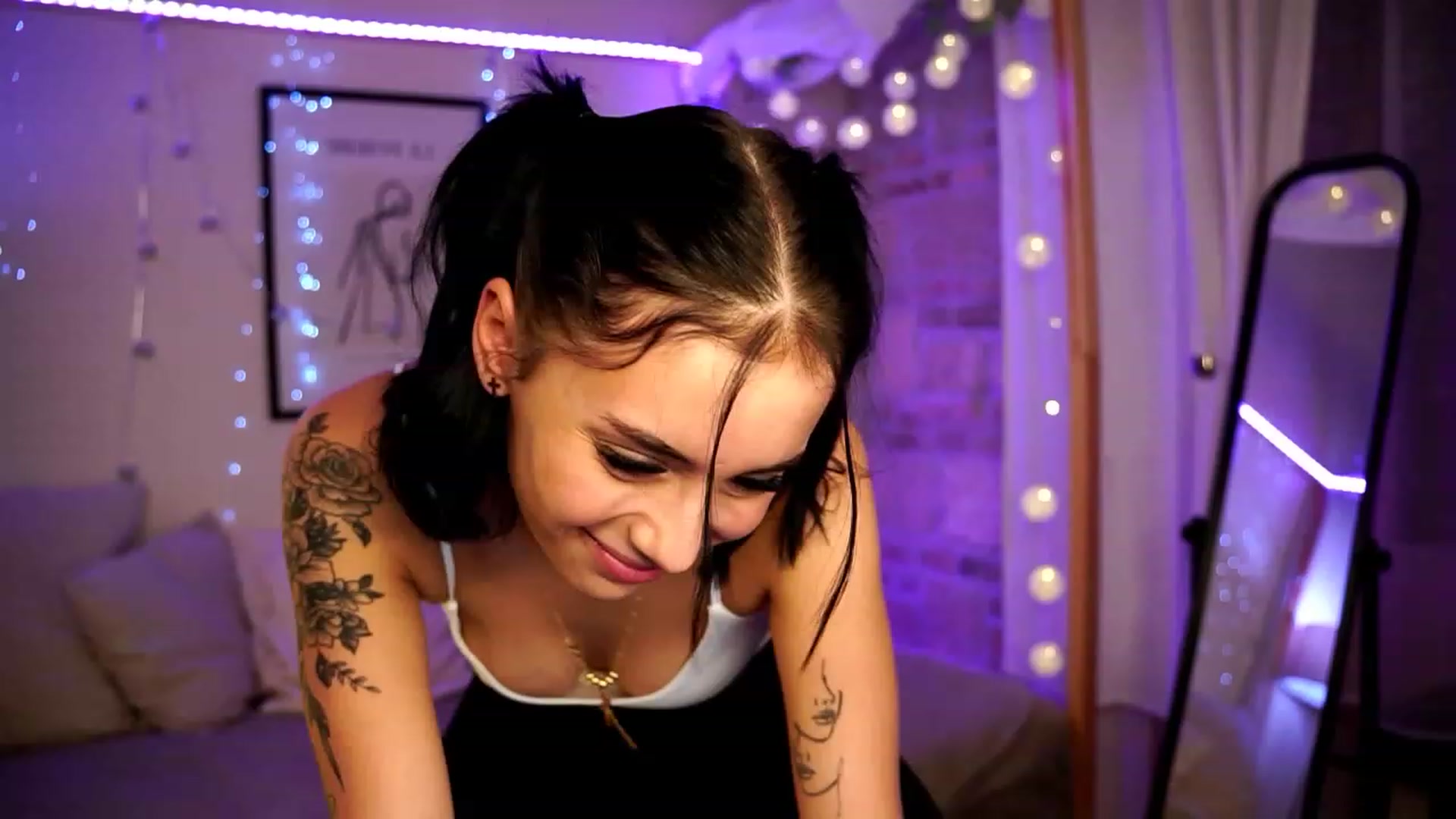 Gallery image thumbnail from Naomii18's myfreecams stream on, 12/29/2023, 24:03 image 4 of 20