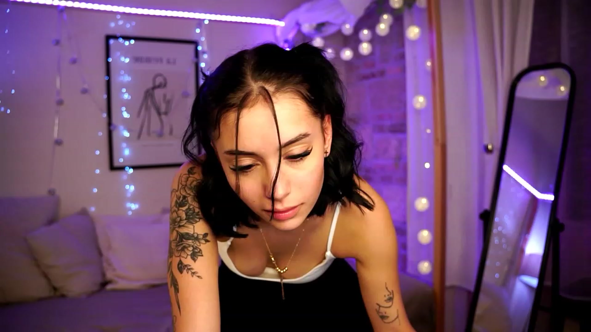 Gallery image thumbnail from Naomii18's myfreecams stream on, 12/29/2023, 24:03 image 18 of 20