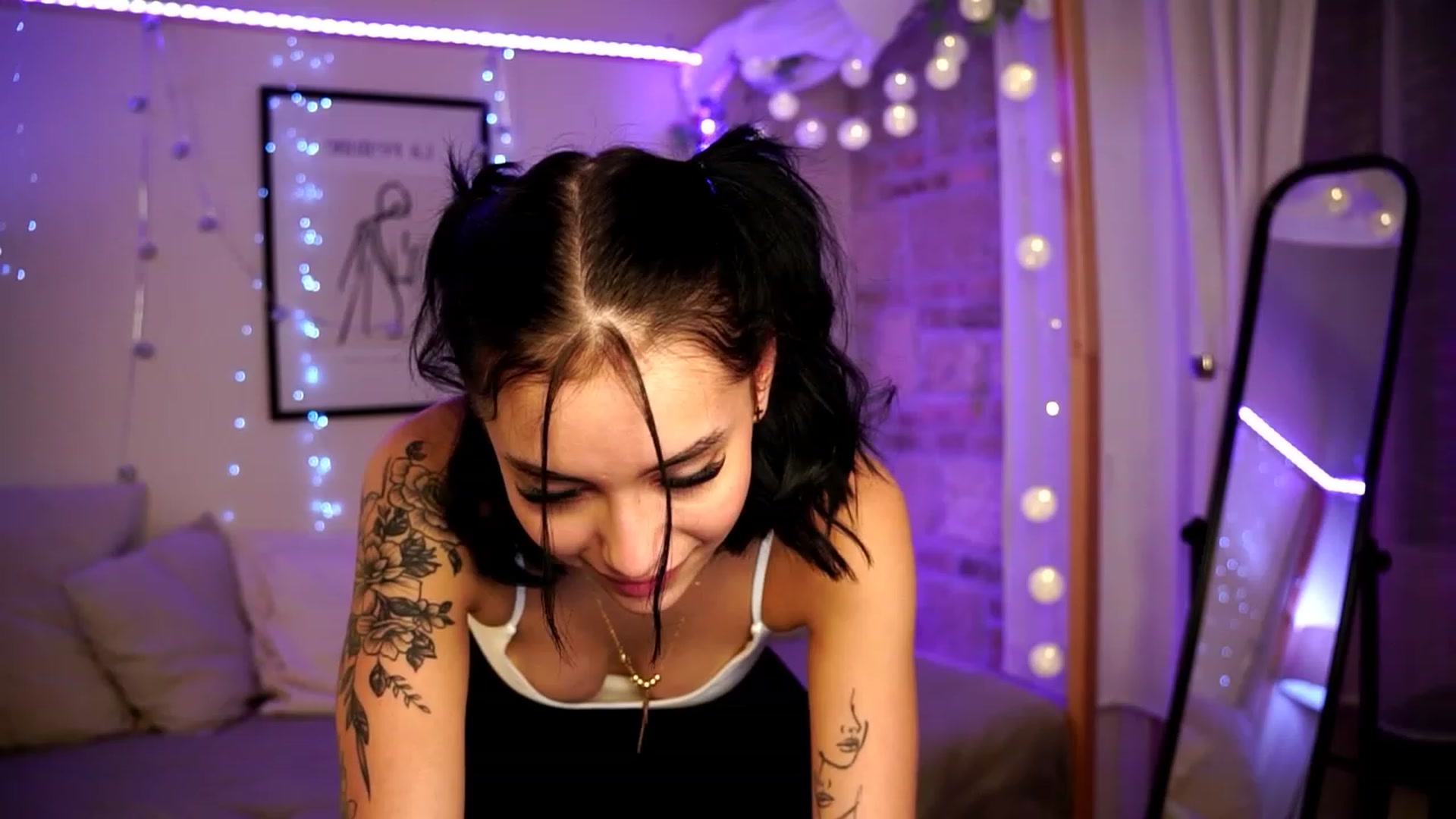 Gallery image thumbnail from Naomii18's myfreecams stream on, 12/29/2023, 24:03 image 17 of 20
