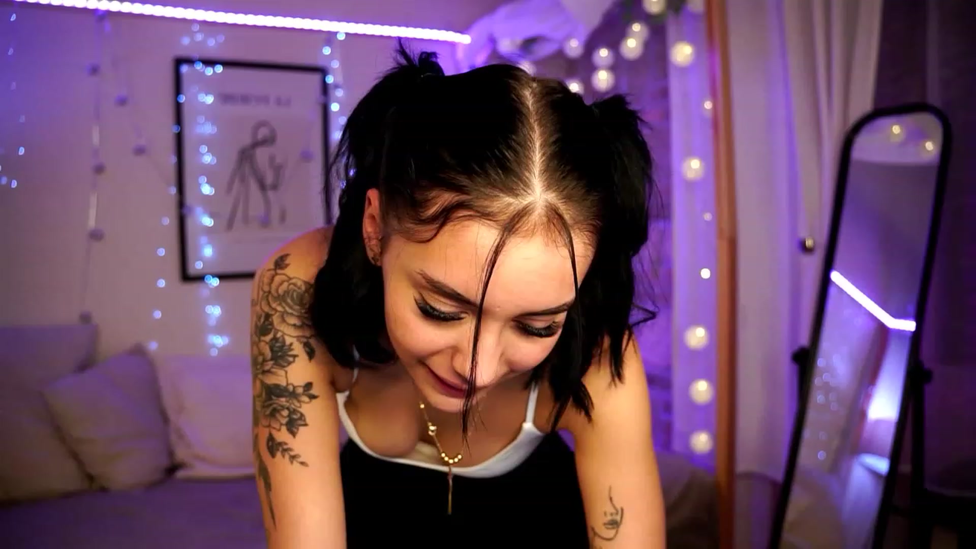 Gallery image thumbnail from Naomii18's myfreecams stream on, 12/29/2023, 24:03 image 5 of 20