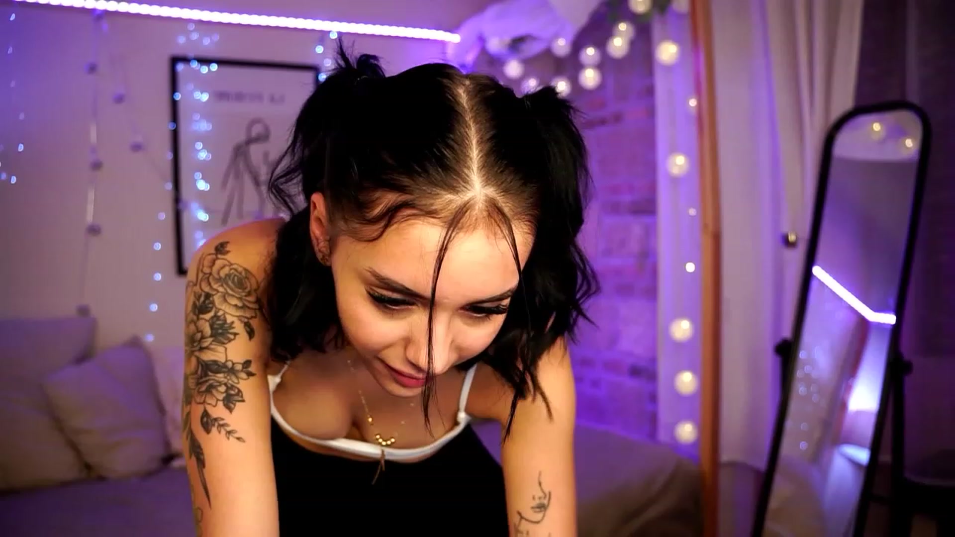 Gallery image thumbnail from Naomii18's myfreecams stream on, 12/29/2023, 24:03 image 13 of 20