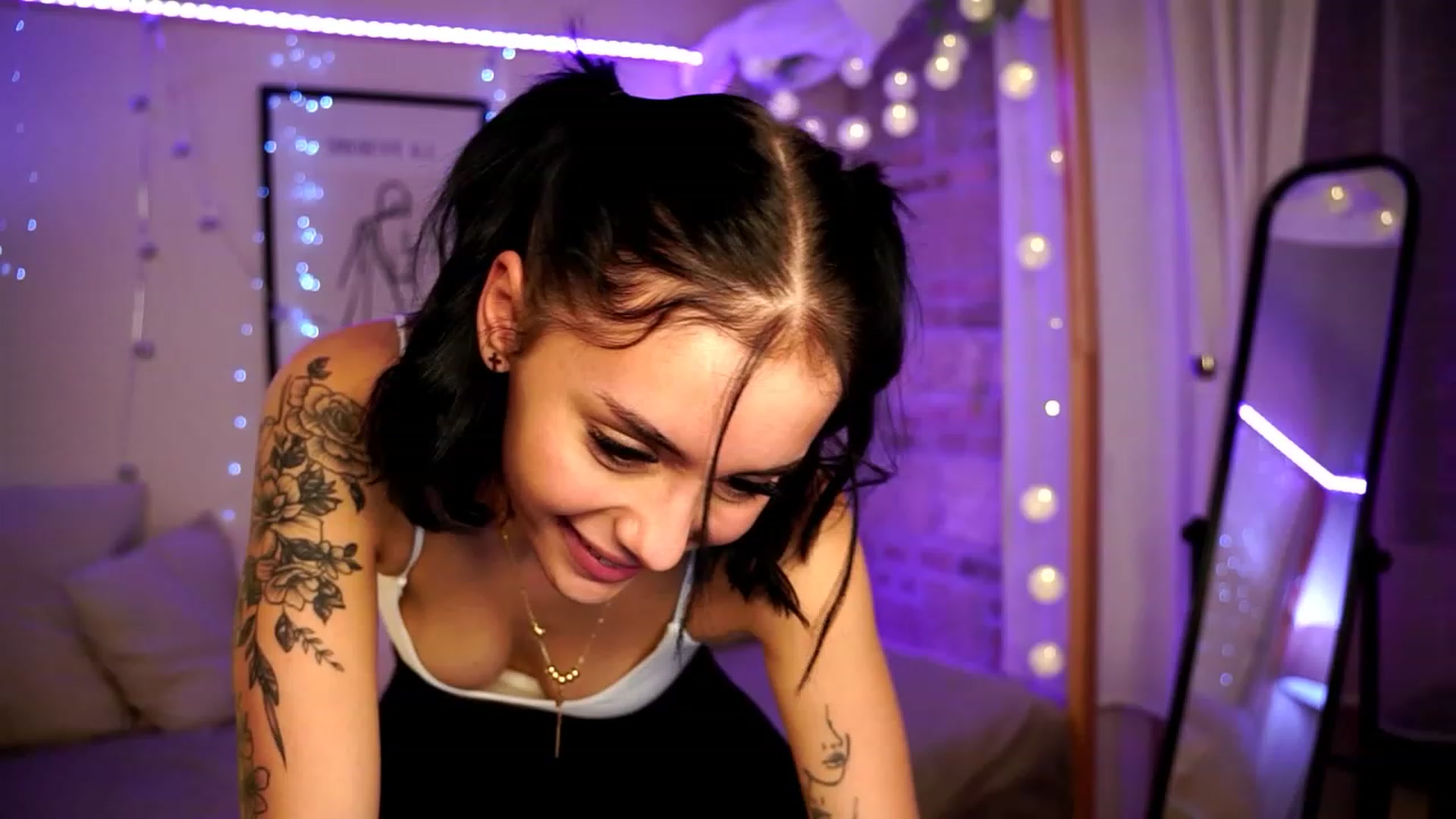 Gallery image thumbnail from Naomii18's myfreecams stream on, 12/29/2023, 24:03 image 6 of 20