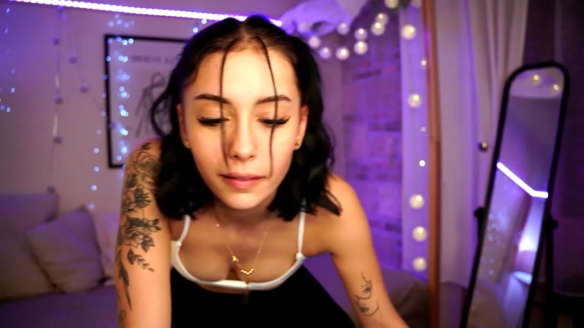 Gallery image thumbnail from Naomii18's myfreecams stream on, 12/29/2023, 24:03 image 12 of 20
