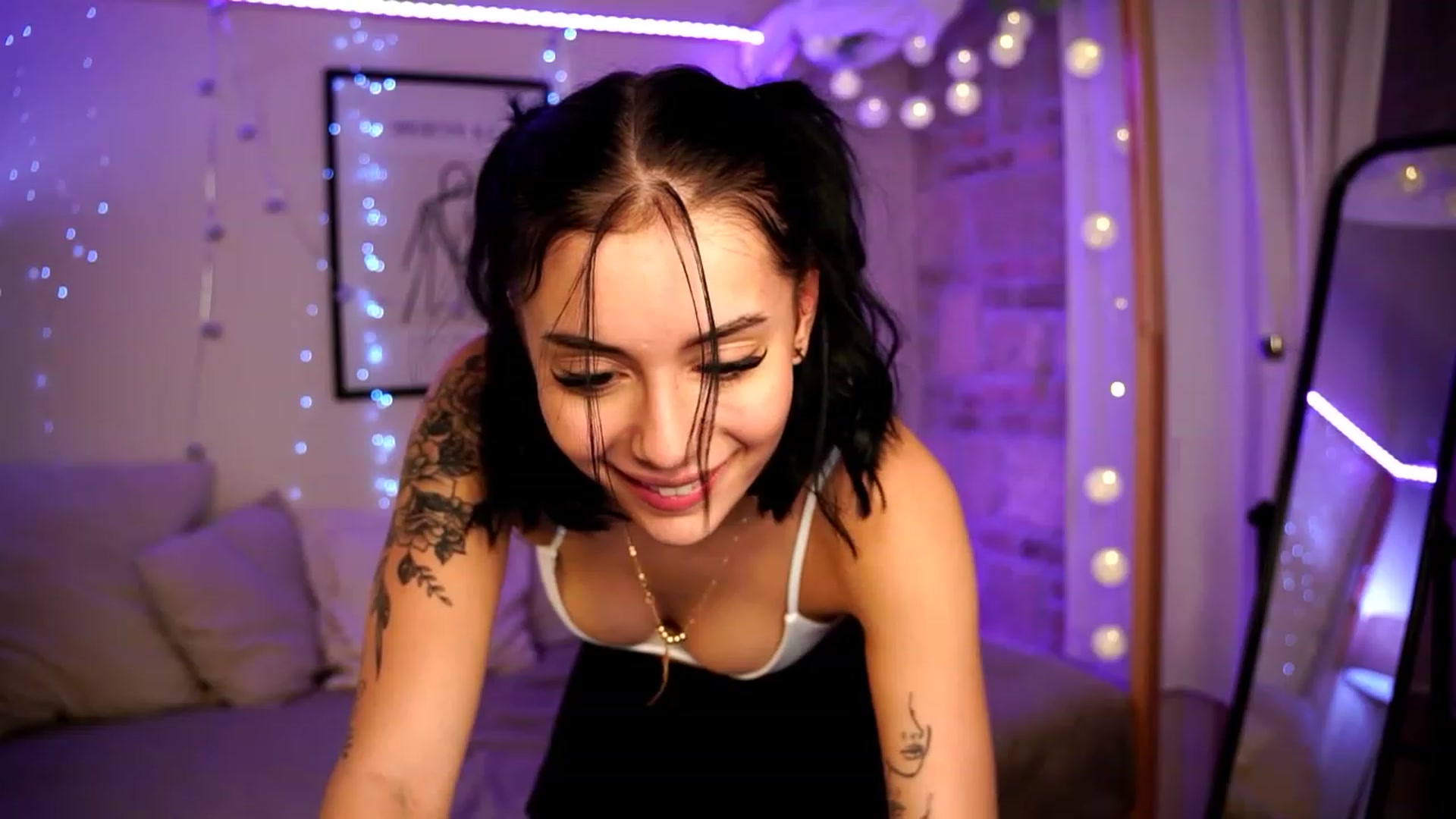 Gallery image thumbnail from Naomii18's myfreecams stream on, 12/29/2023, 01:18 image 16 of 20