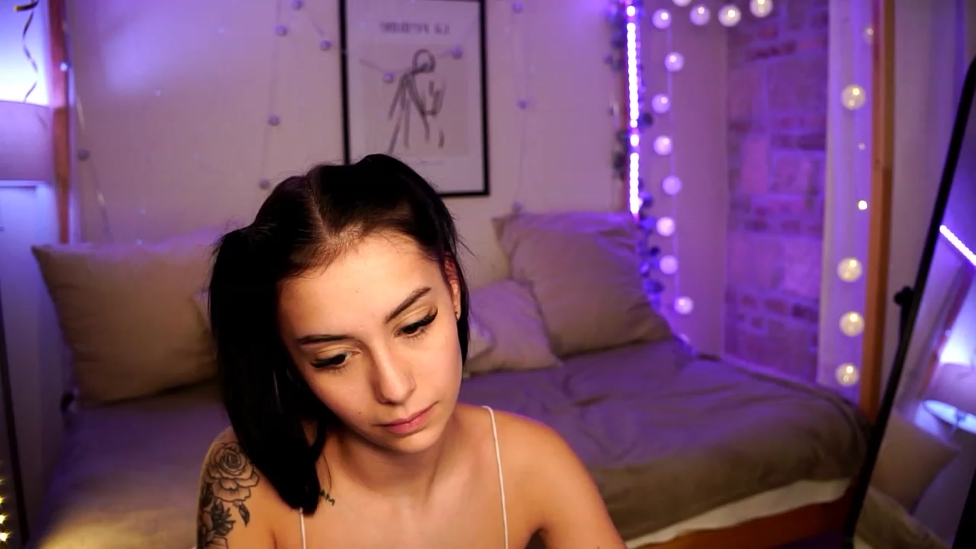 Gallery image thumbnail from Naomii18's myfreecams stream on, 01/03/2024, 21:09 image 8 of 20