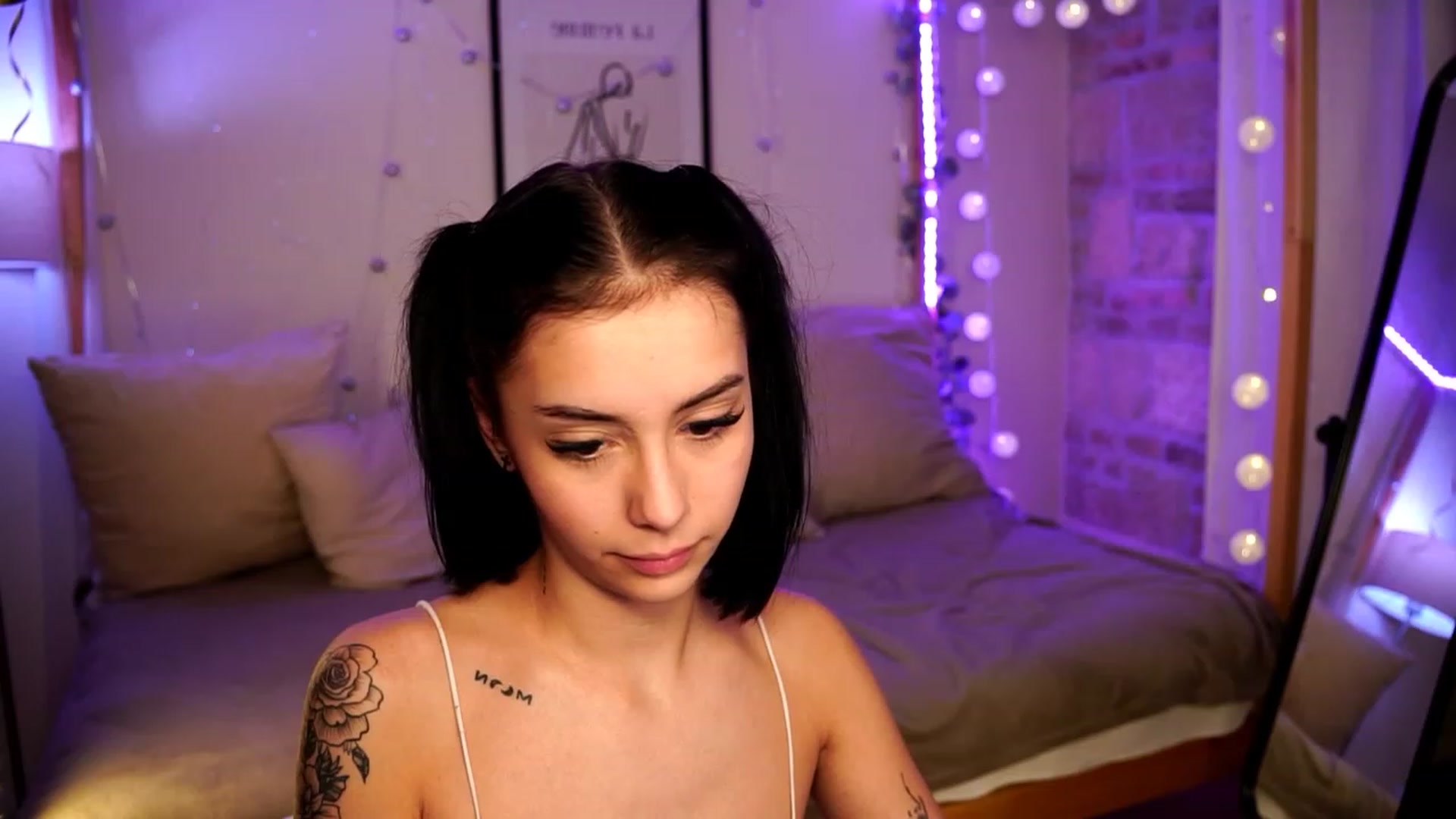 Gallery image thumbnail from Naomii18's myfreecams stream on, 01/03/2024, 21:09 image 18 of 20