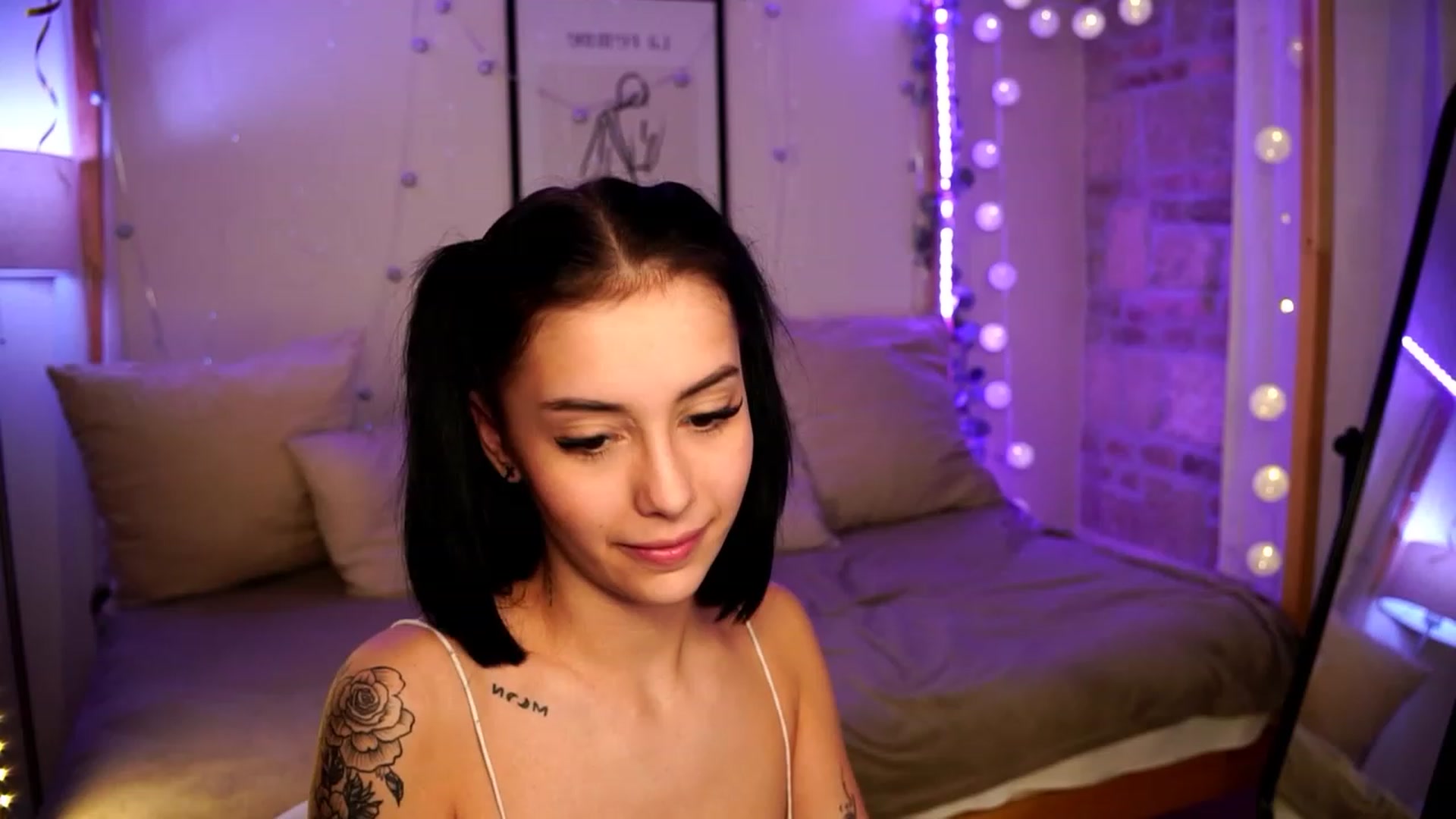 Gallery image thumbnail from Naomii18's myfreecams stream on, 01/03/2024, 21:09 image 6 of 20
