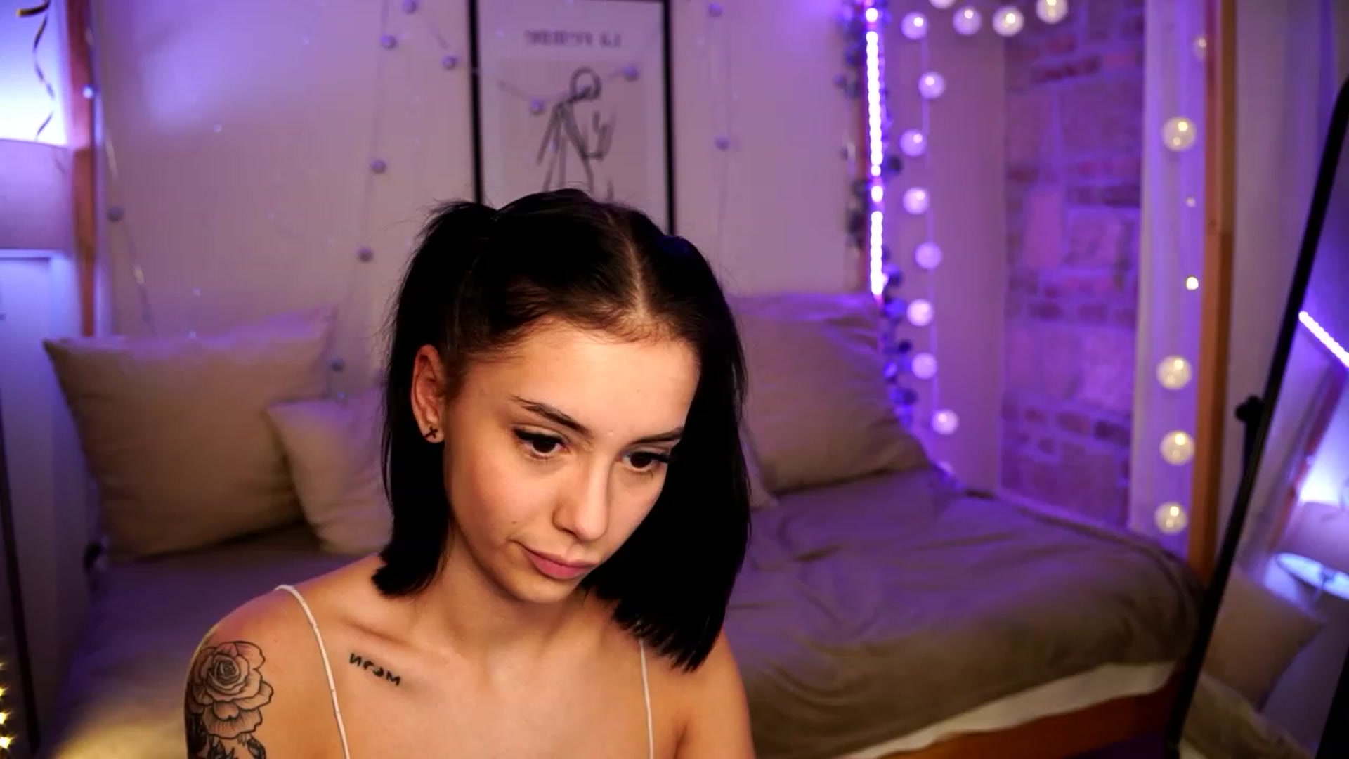 Gallery image thumbnail from Naomii18's myfreecams stream on, 01/03/2024, 21:09 image 12 of 20