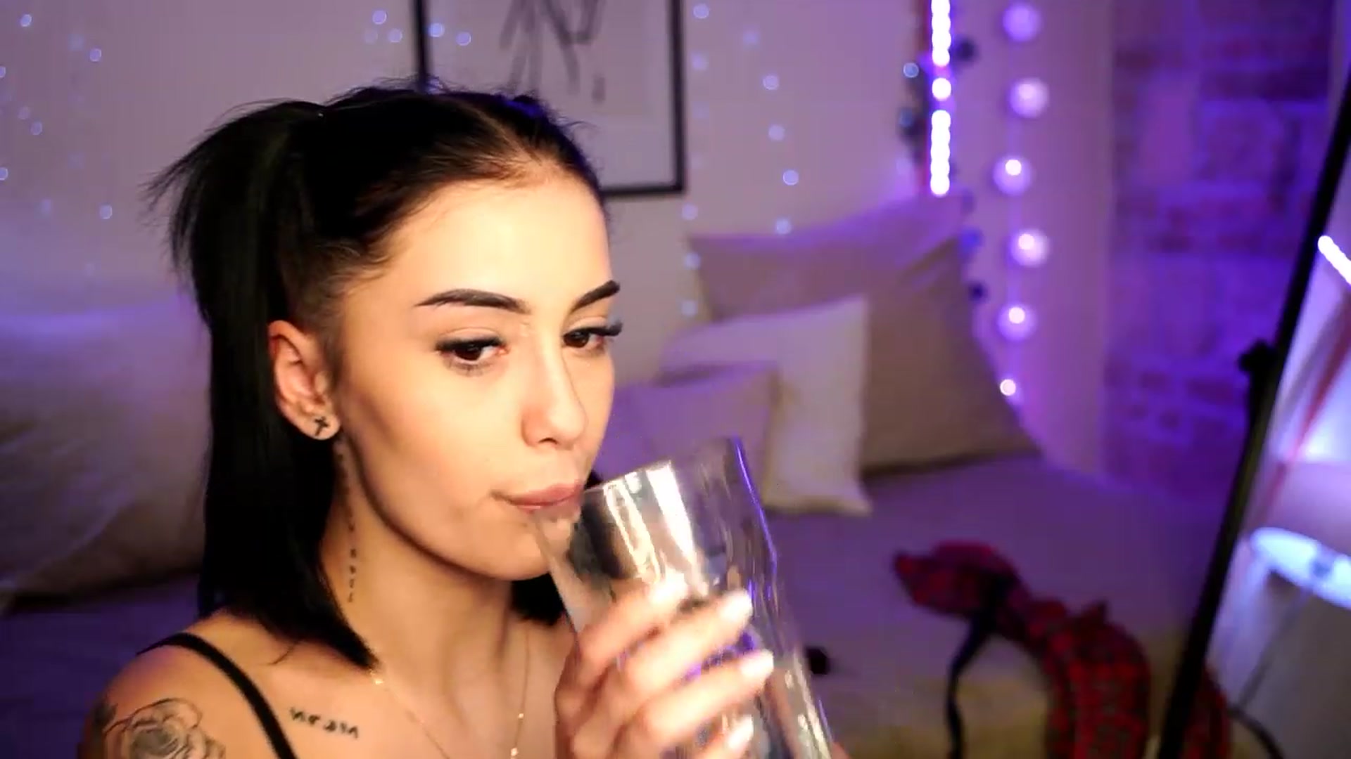 Gallery image thumbnail from Naomii18's myfreecams stream on, 01/29/2024, 18:21 image 12 of 20