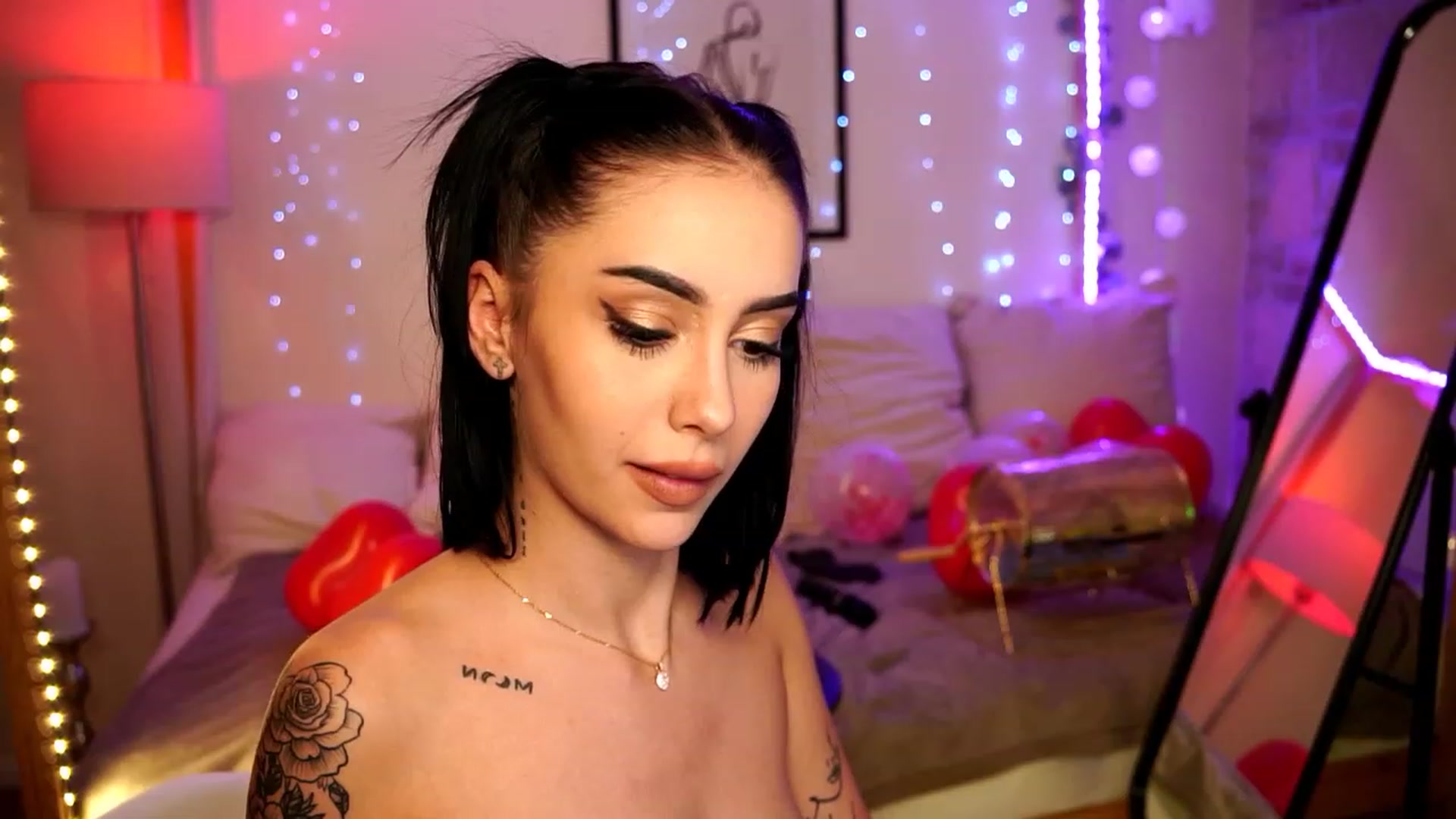 Gallery image thumbnail from Naomii18's myfreecams stream on, 02/15/2024, 20:19 image 15 of 20