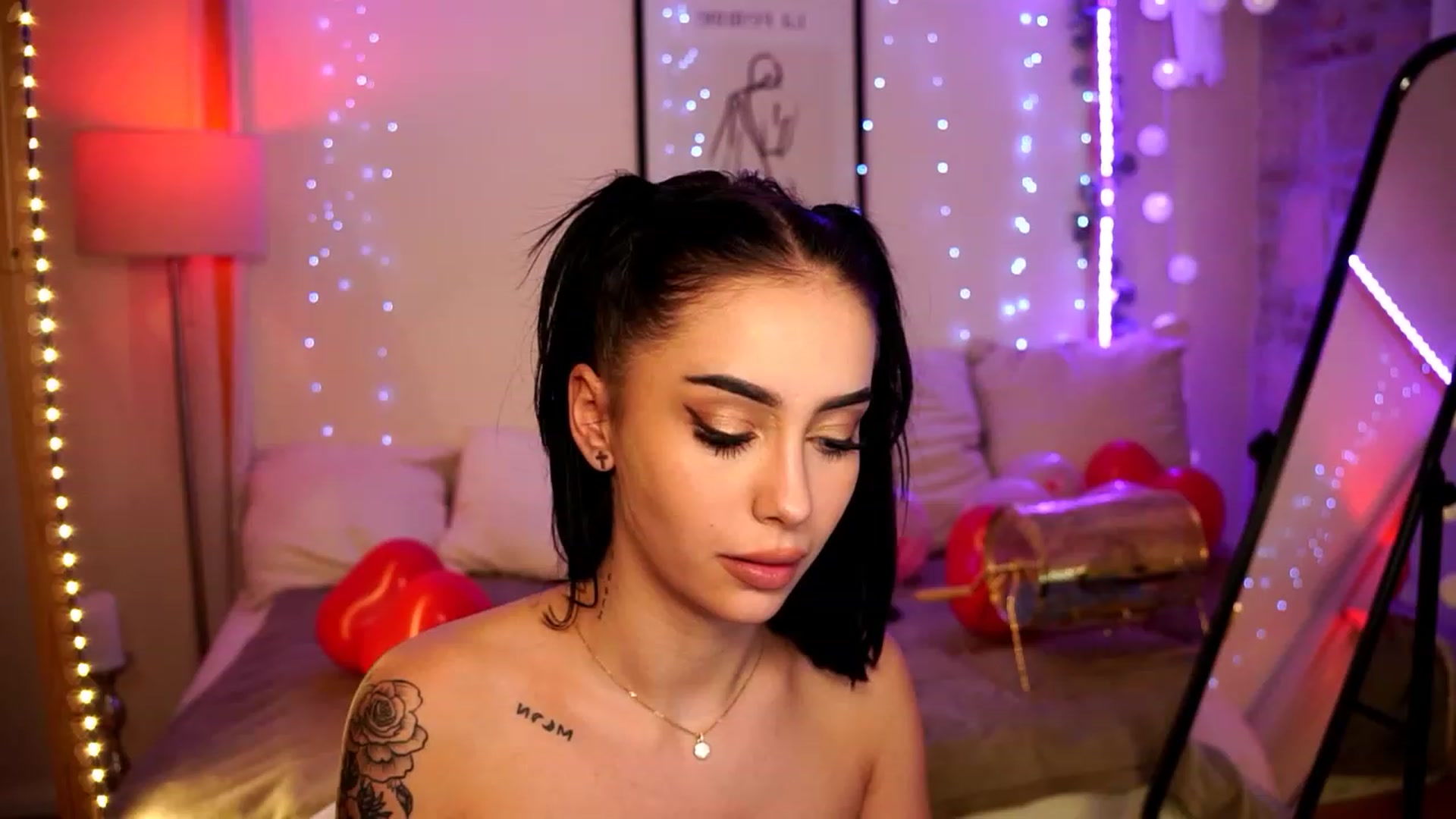 Gallery image thumbnail from Naomii18's myfreecams stream on, 02/15/2024, 20:19 image 19 of 20