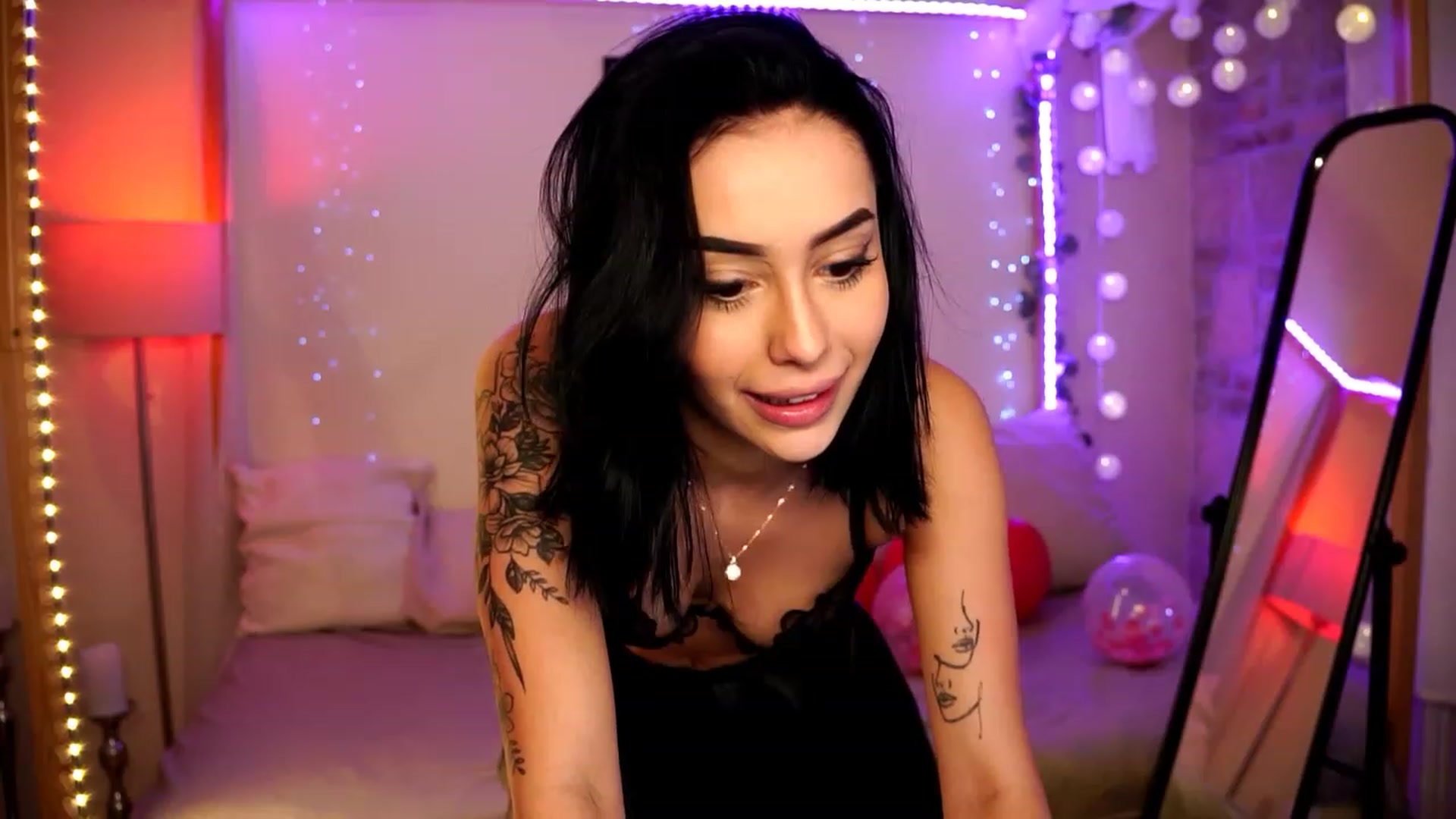 Gallery image thumbnail from Naomii18's myfreecams stream on, 02/16/2024, 19:37 image 6 of 20