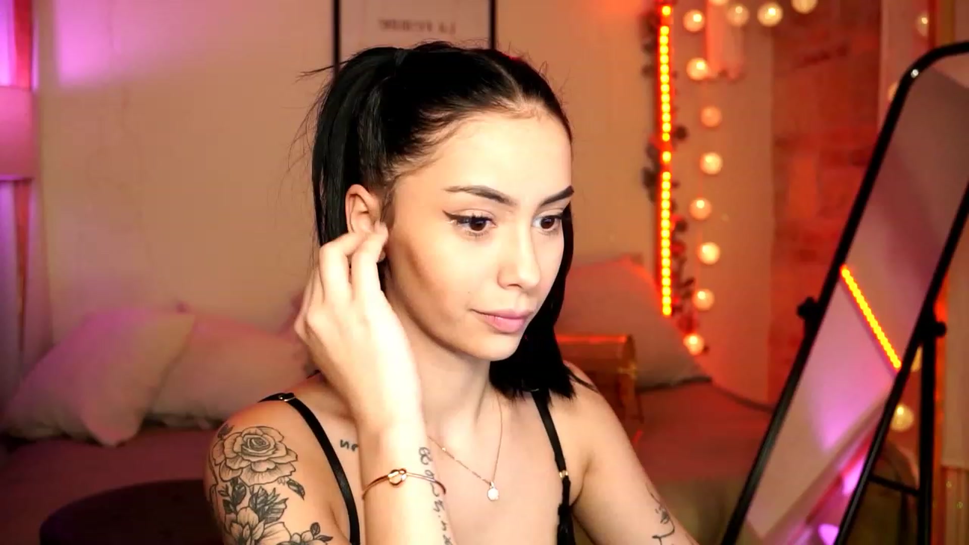 Gallery image thumbnail from Naomii18's myfreecams stream on, 02/27/2024, 01:00 image 4 of 20