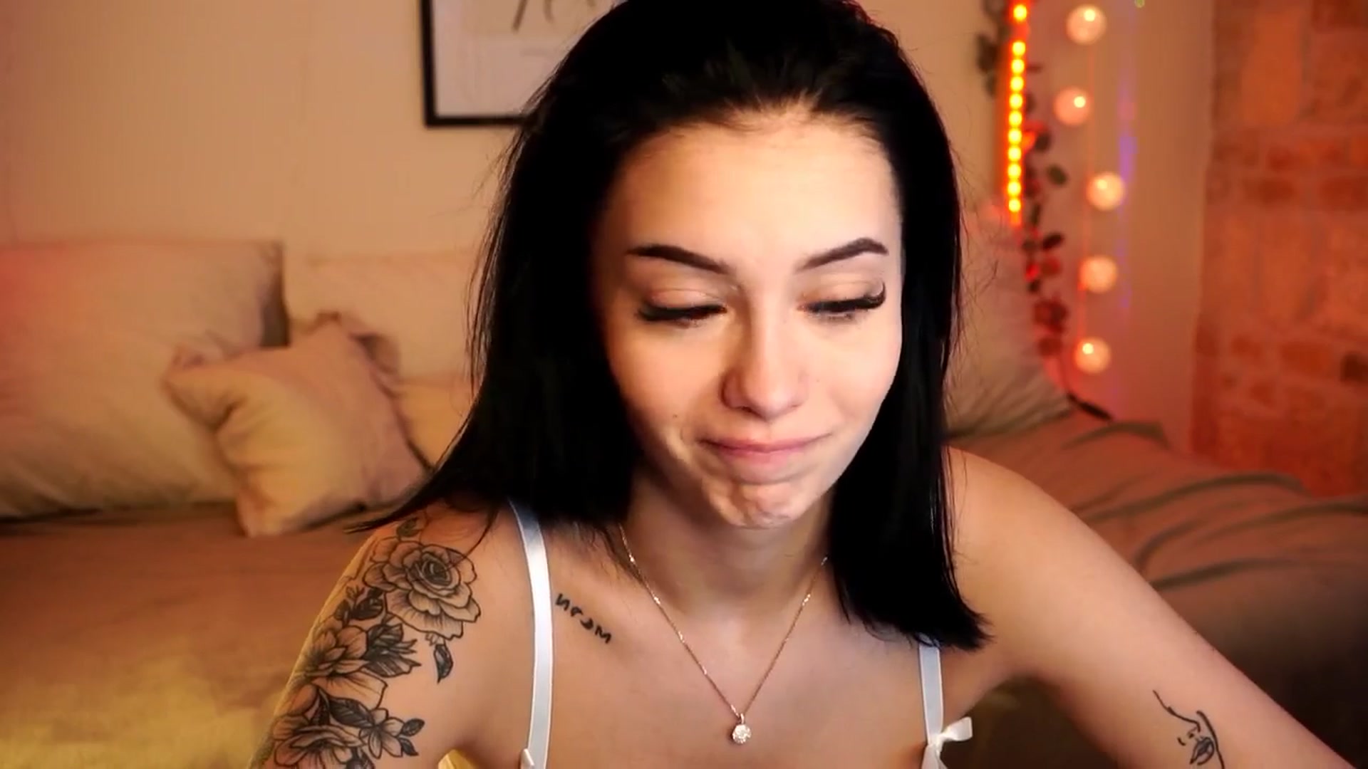 Gallery image thumbnail from Naomii18's myfreecams stream on, 04/15/2024, 15:11 image 18 of 20