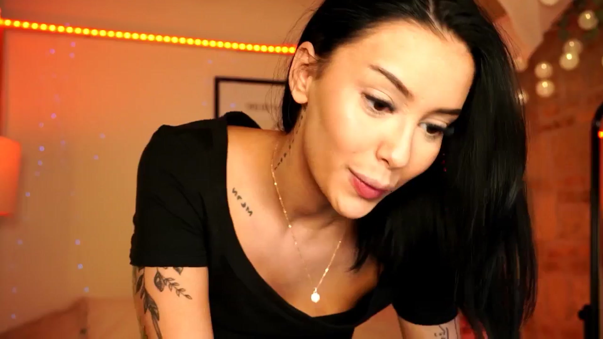 Gallery image thumbnail from Naomii18's myfreecams stream on, 04/20/2024, 18:13 image 10 of 20