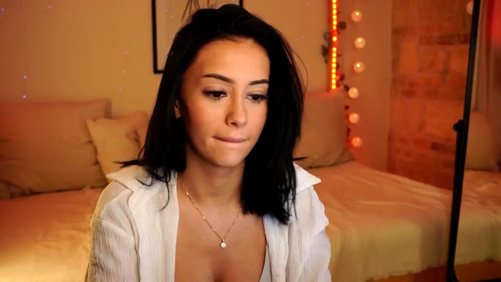 Gallery image thumbnail from Naomii18's myfreecams stream on, 04/21/2024, 19:20 image 5 of 20