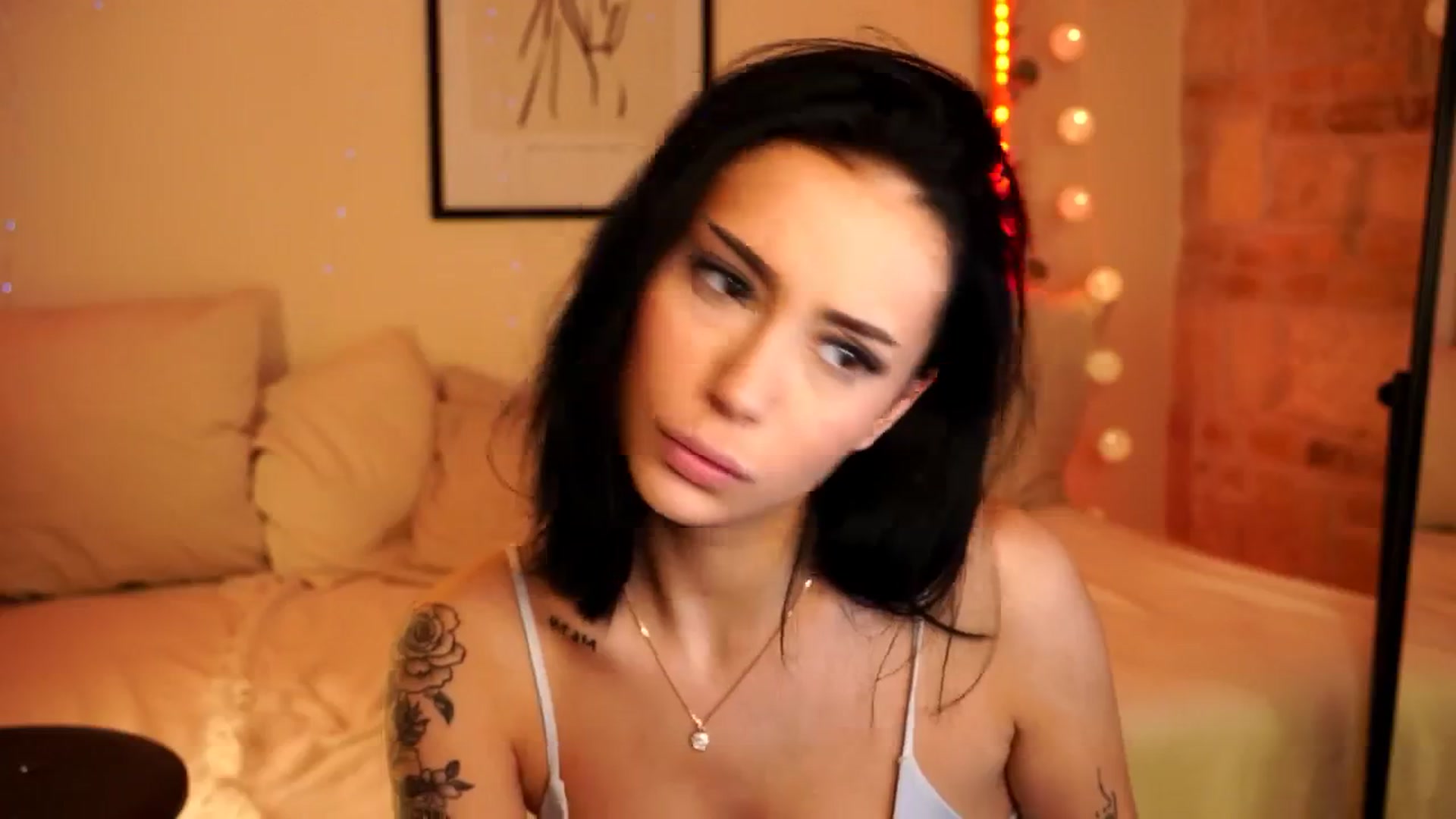 Gallery image thumbnail from Naomii18's myfreecams stream on, 04/21/2024, 22:21 image 12 of 20