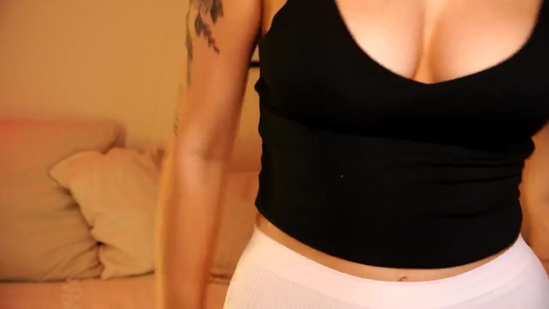 Gallery image thumbnail from Naomii18's myfreecams stream on, 04/24/2024, 17:58 image 9 of 20