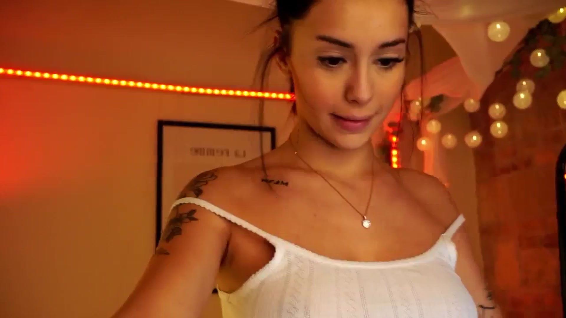 Gallery image thumbnail from Naomii18's myfreecams stream on, 04/25/2024, 14:22 image 10 of 20