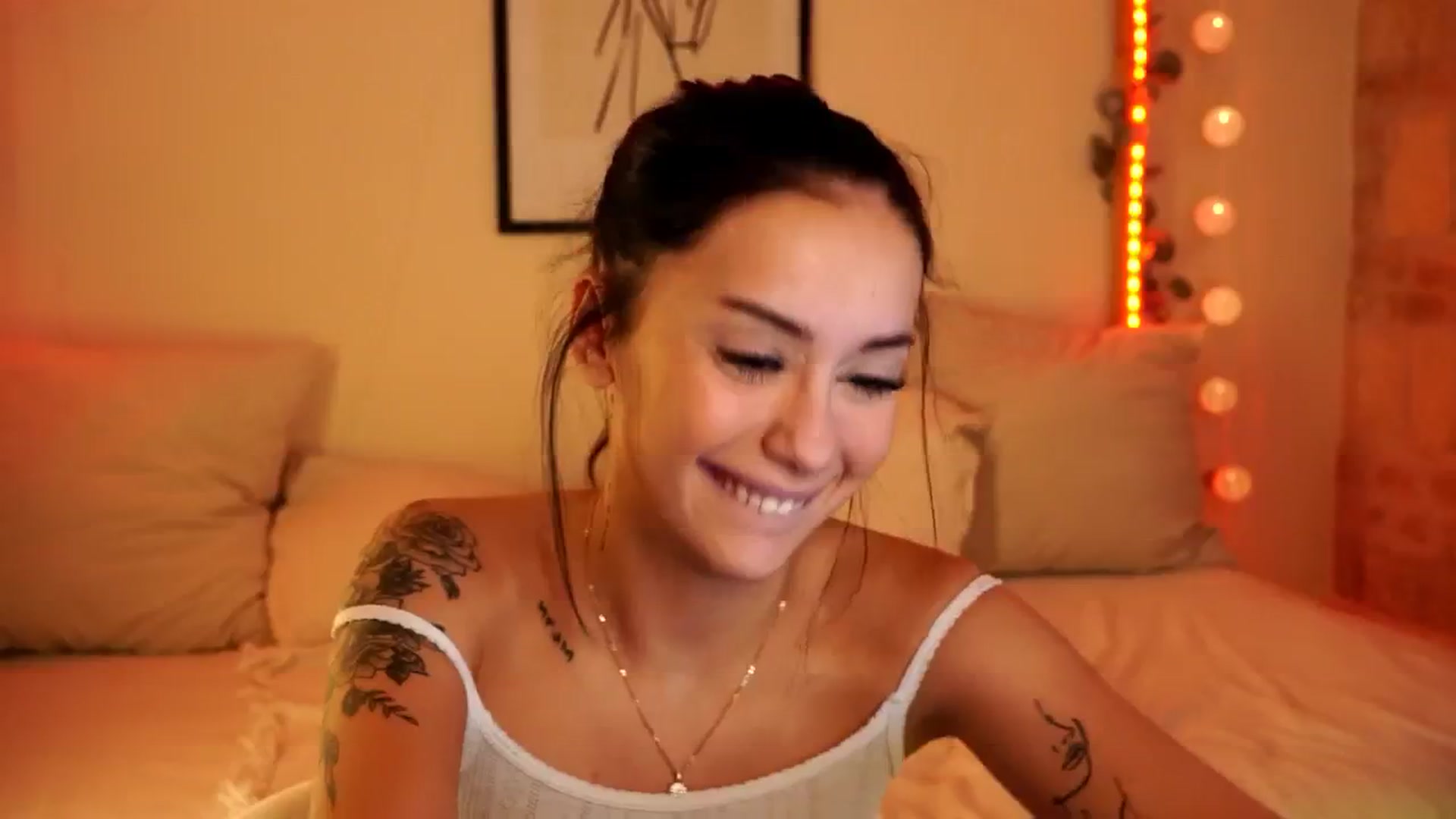 Gallery image thumbnail from Naomii18's myfreecams stream on, 04/25/2024, 14:22 image 11 of 20