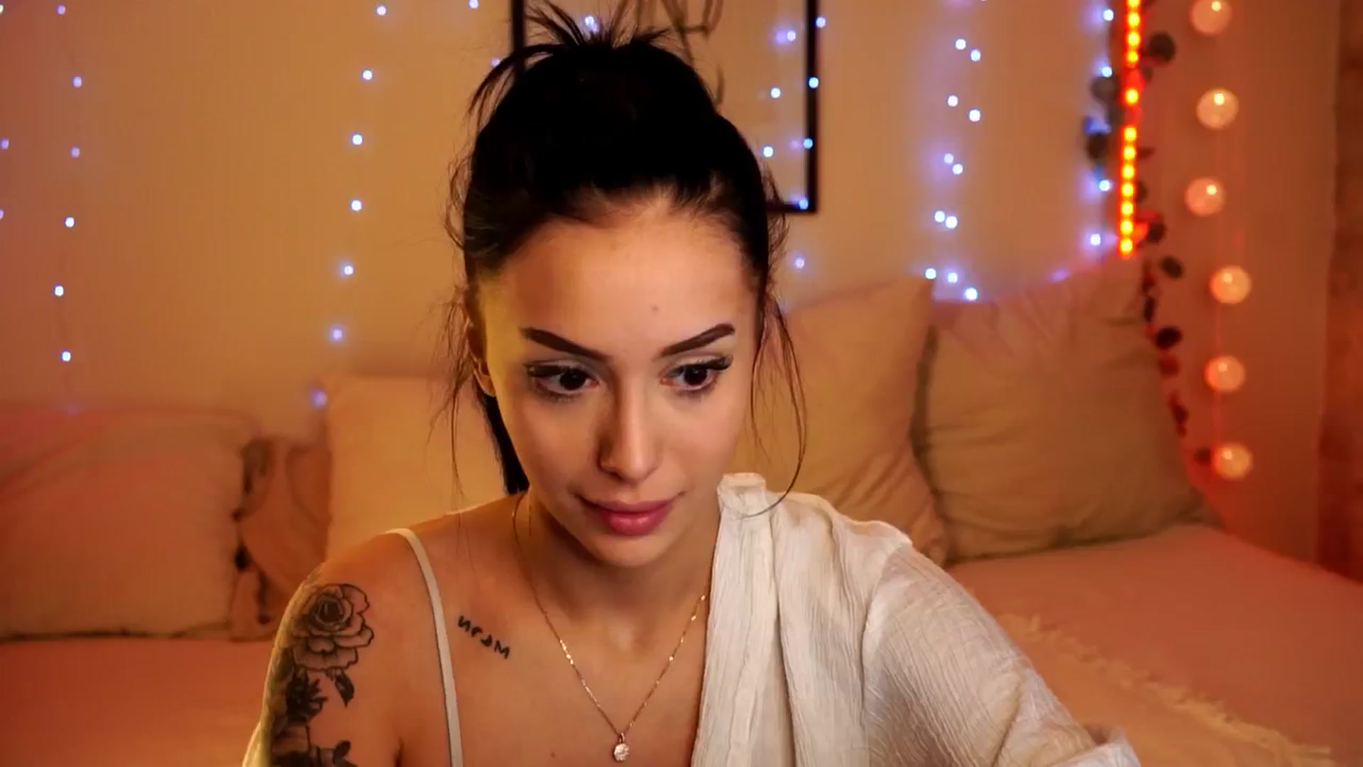 Gallery image thumbnail from Naomii18's myfreecams stream on, 04/27/2024, 15:18 image 11 of 20