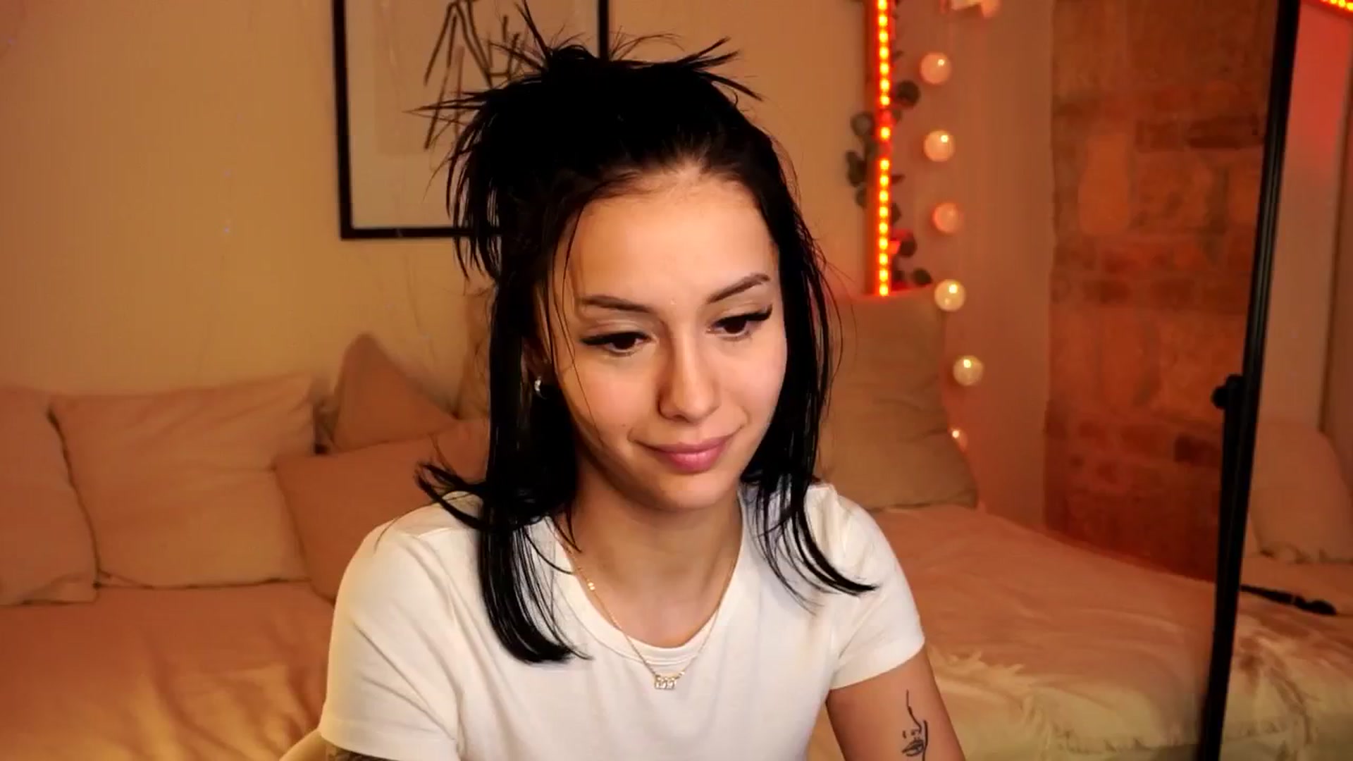 Gallery image thumbnail from Naomii18's myfreecams stream on, 05/04/2024, 23:15 image 5 of 20