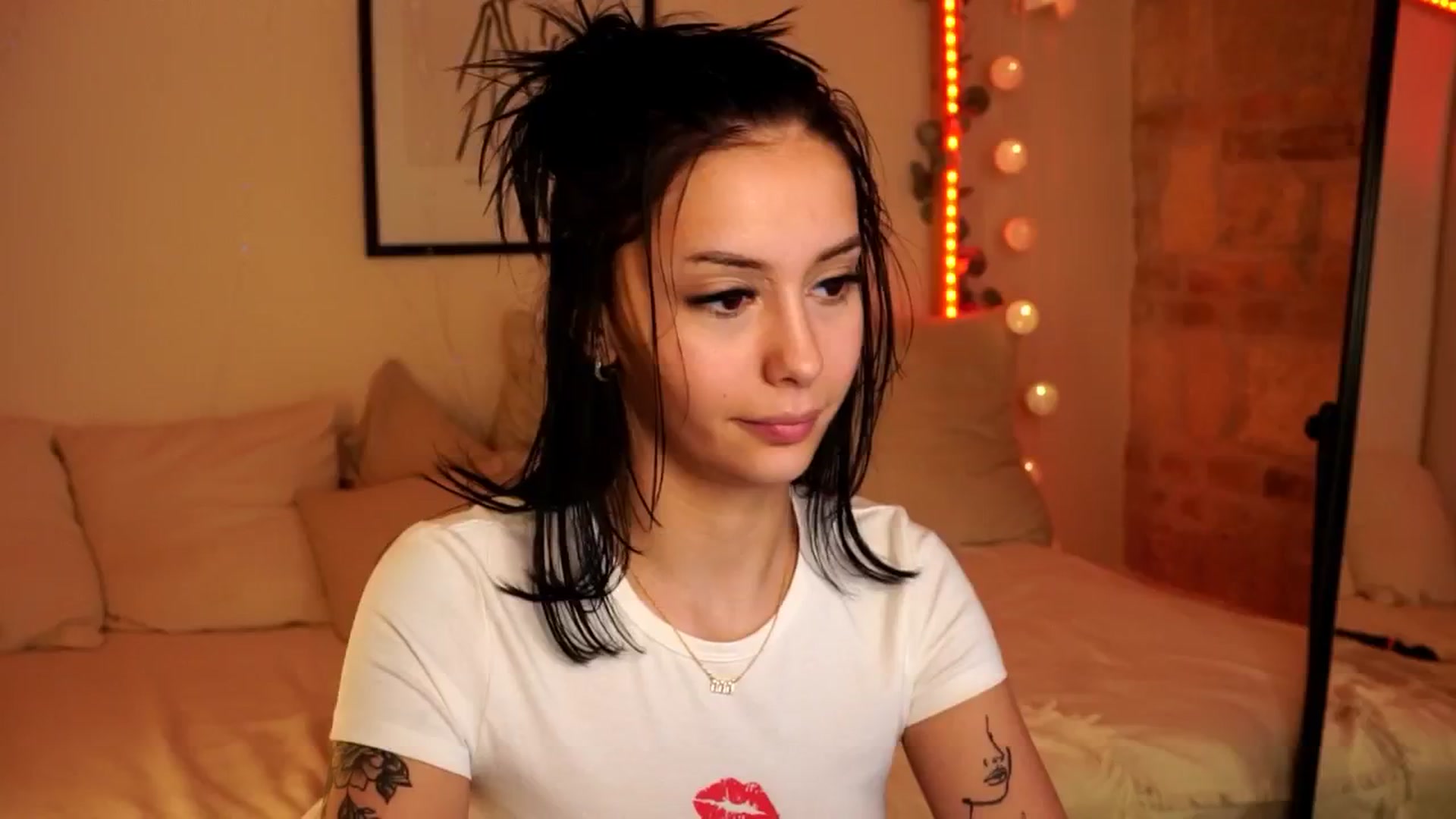 Gallery image thumbnail from Naomii18's myfreecams stream on, 05/04/2024, 23:15 image 3 of 20