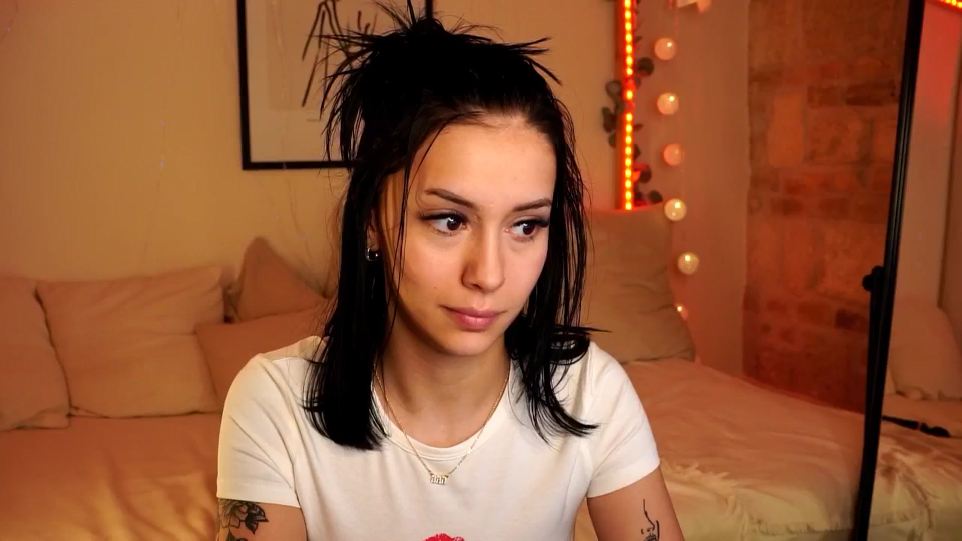 Gallery image thumbnail from Naomii18's myfreecams stream on, 05/04/2024, 23:15 image 6 of 20