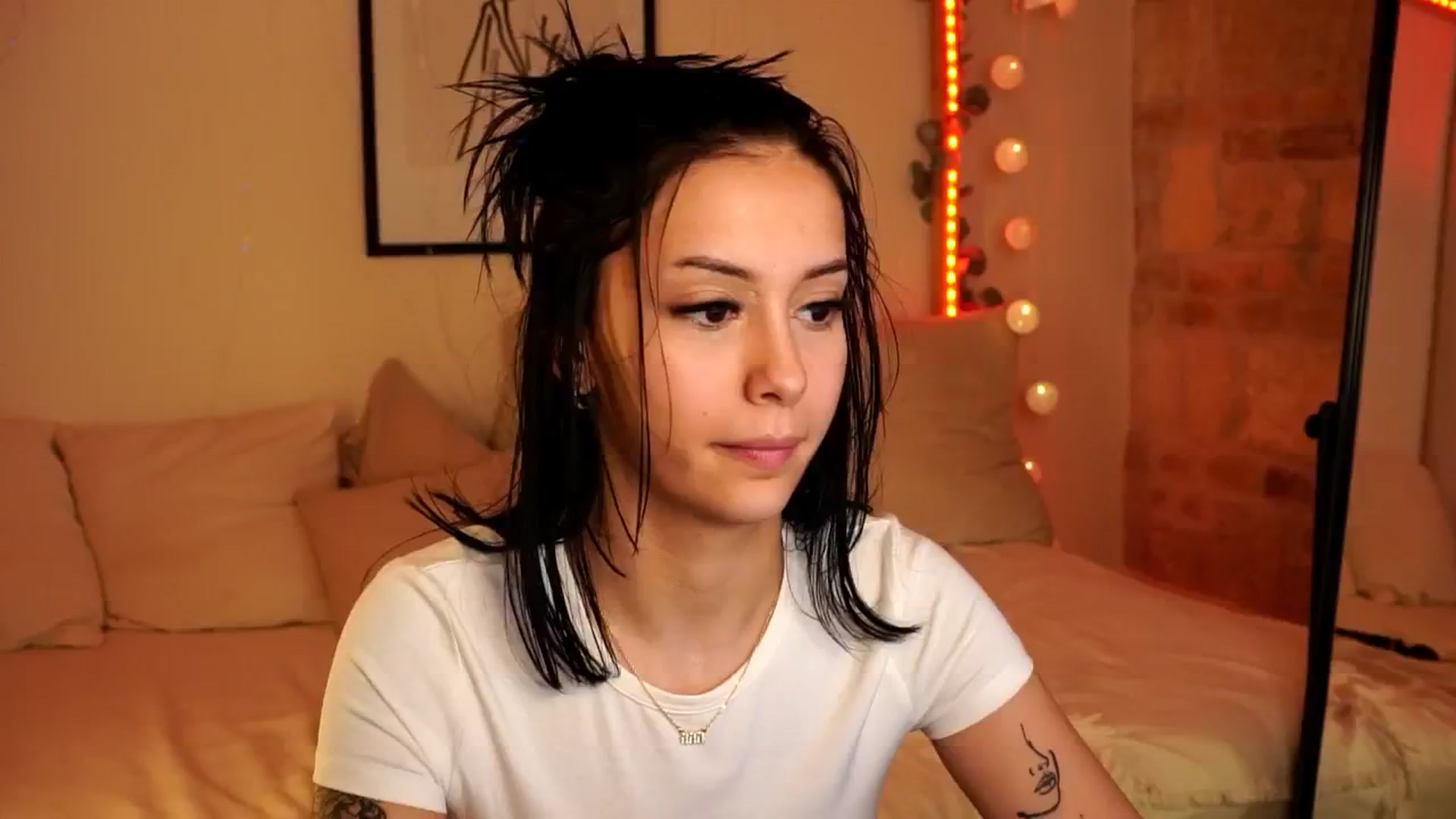 Gallery image thumbnail from Naomii18's myfreecams stream on, 05/04/2024, 23:15 image 4 of 20