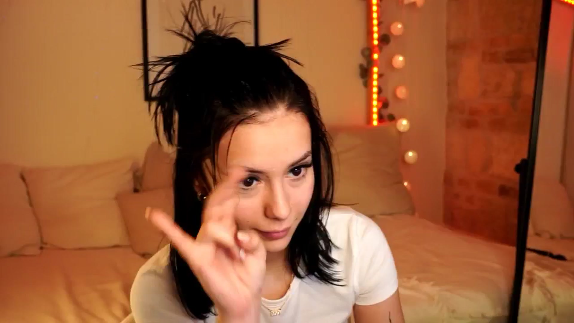 Gallery image thumbnail from Naomii18's myfreecams stream on, 05/04/2024, 23:15 image 2 of 20