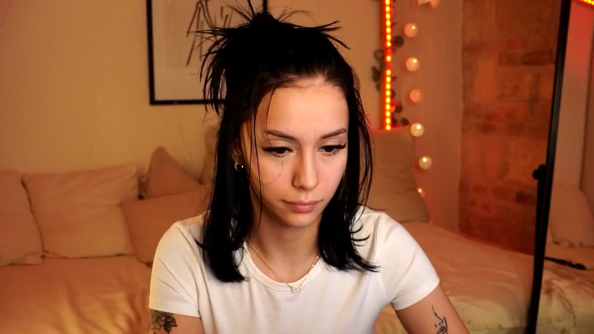 Gallery image thumbnail from Naomii18's myfreecams stream on, 05/04/2024, 23:15 image 1 of 20
